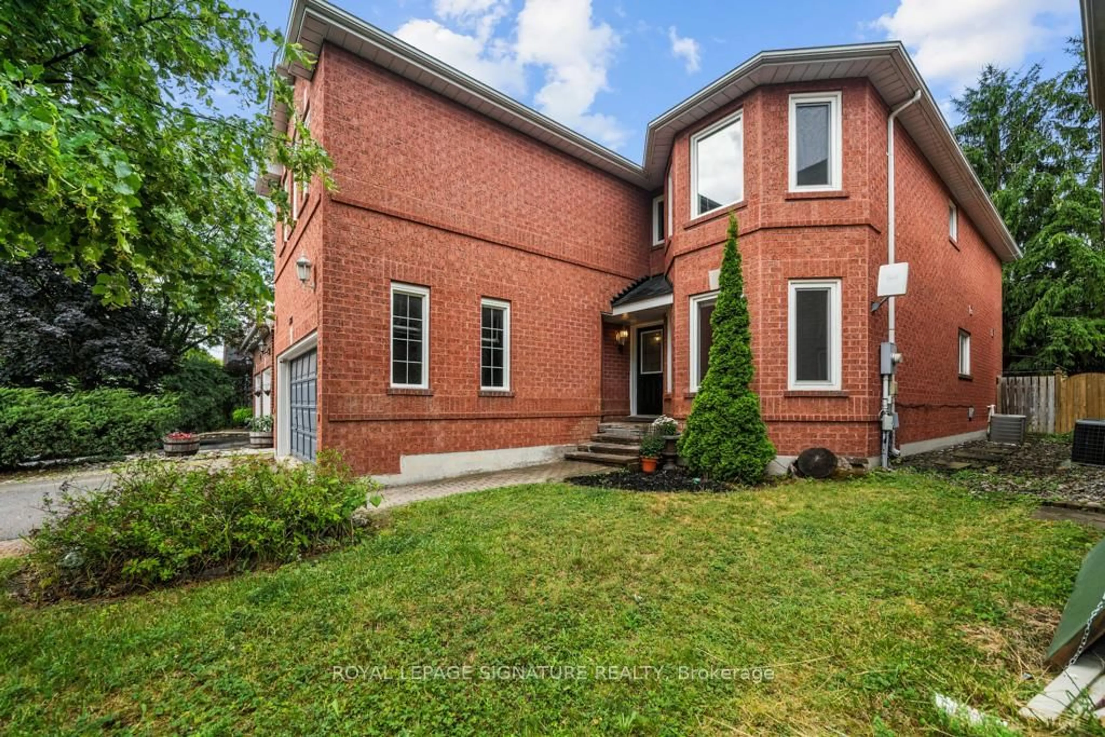 Home with brick exterior material, street for 584 Doubletree Lane, Newmarket Ontario L3X 2K6