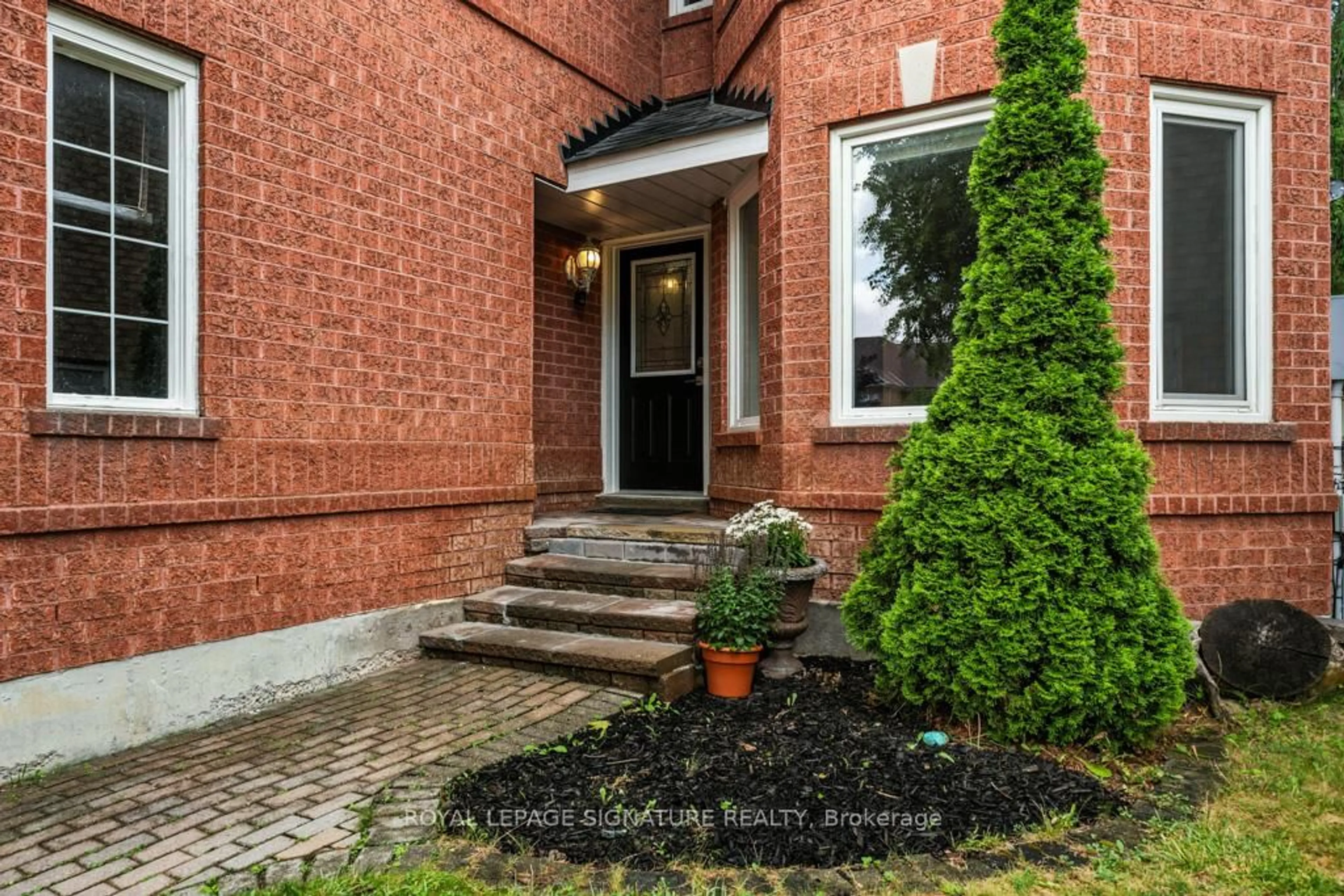 Home with brick exterior material, street for 584 Doubletree Lane, Newmarket Ontario L3X 2K6