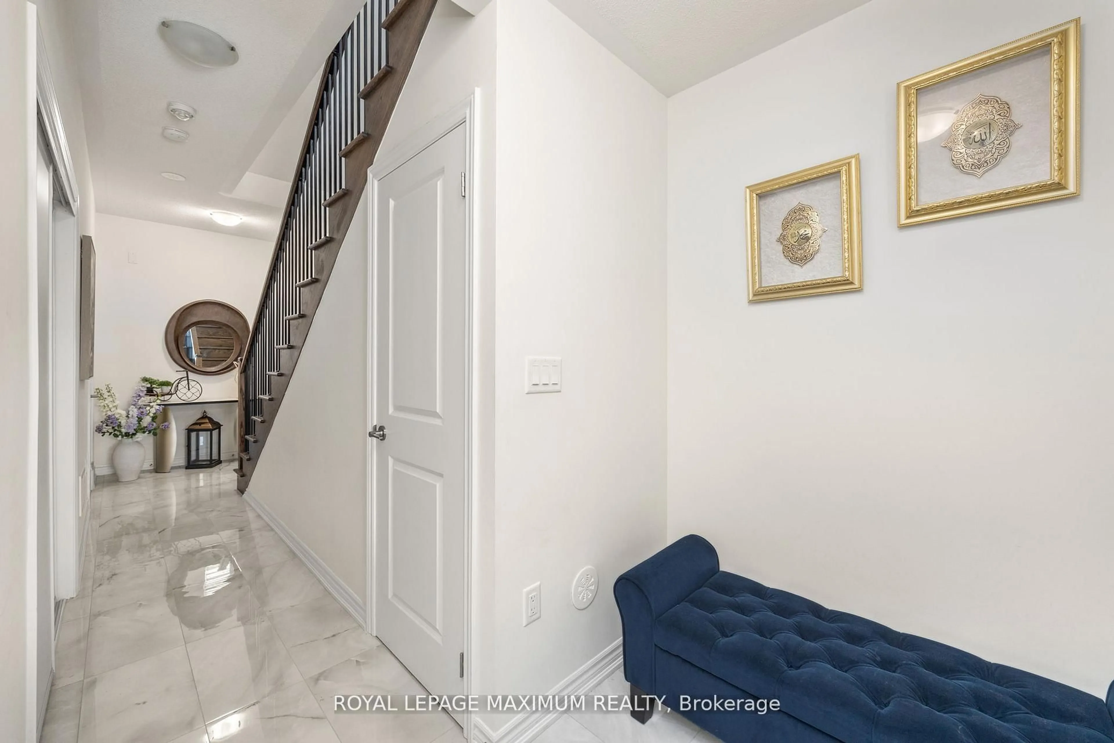 Indoor foyer for 40 Rotary Way, Bradford West Gwillimbury Ontario L3Z 4P3