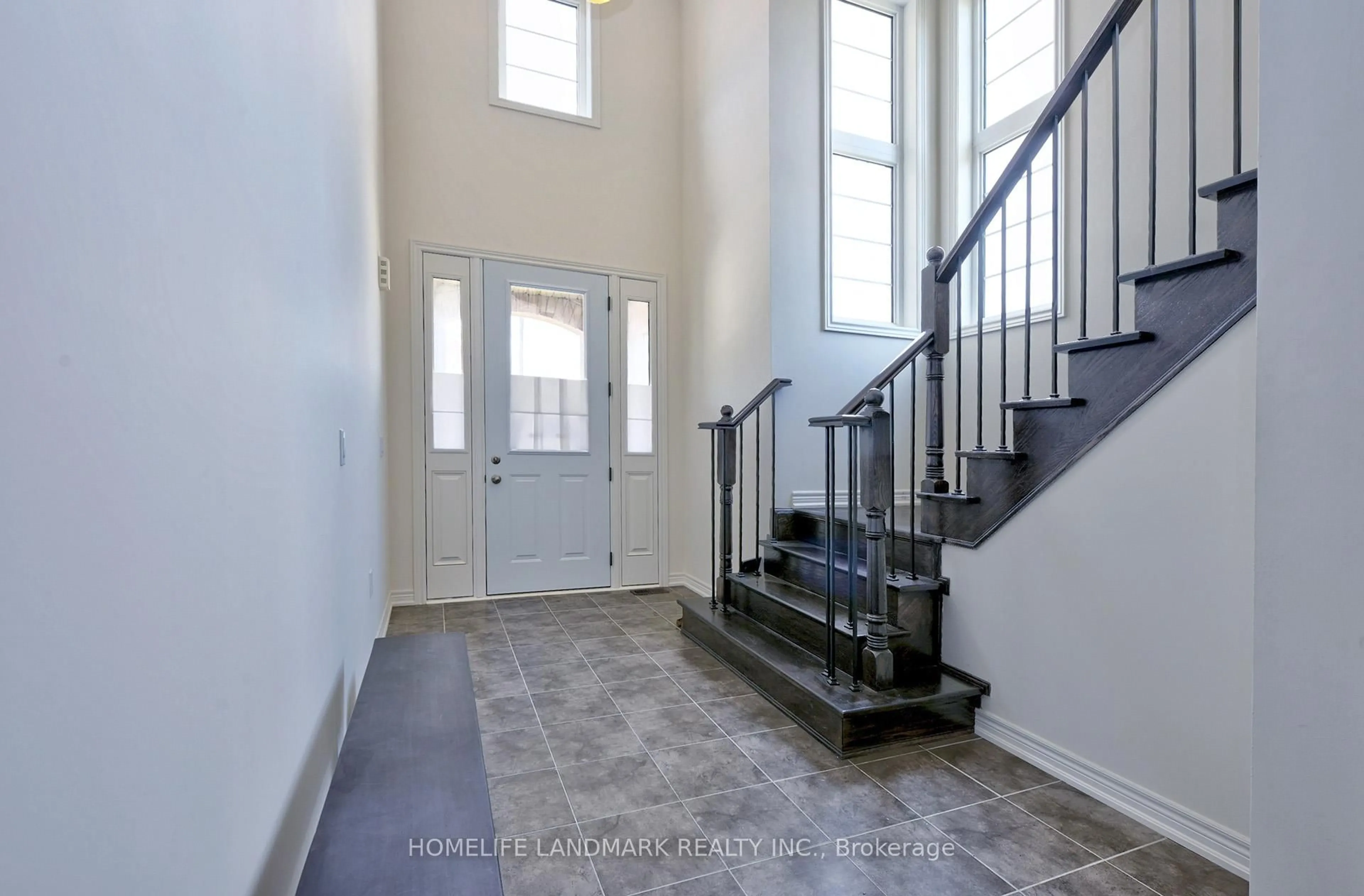 Indoor entryway for 99 Beckett Ave, East Gwillimbury Ontario L9N 0S6