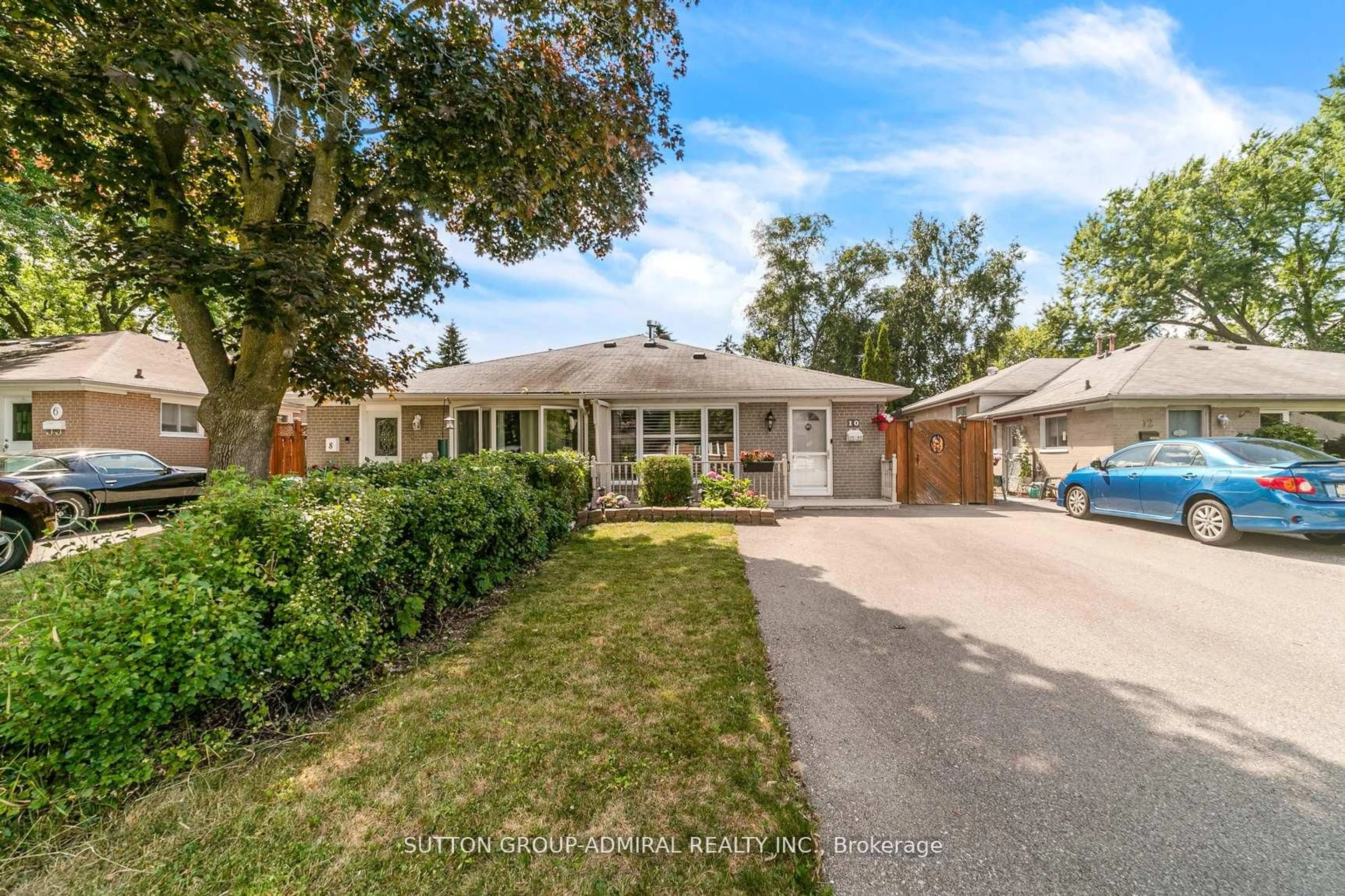 A pic from outside/outdoor area/front of a property/back of a property/a pic from drone, street for 10 Kitimat Cres, Aurora Ontario L4G 3C3