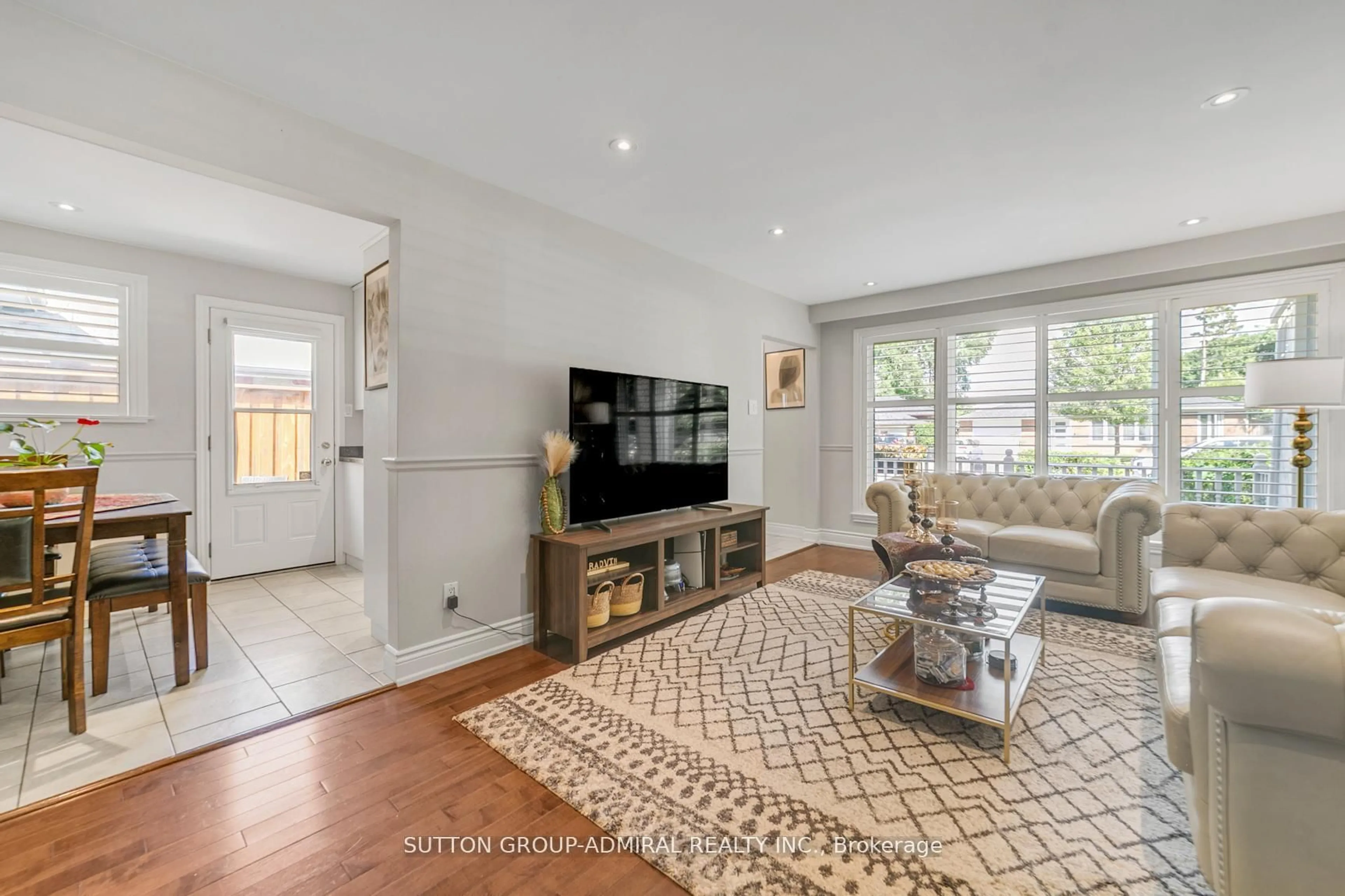 Living room with furniture, unknown for 10 Kitimat Cres, Aurora Ontario L4G 3C3