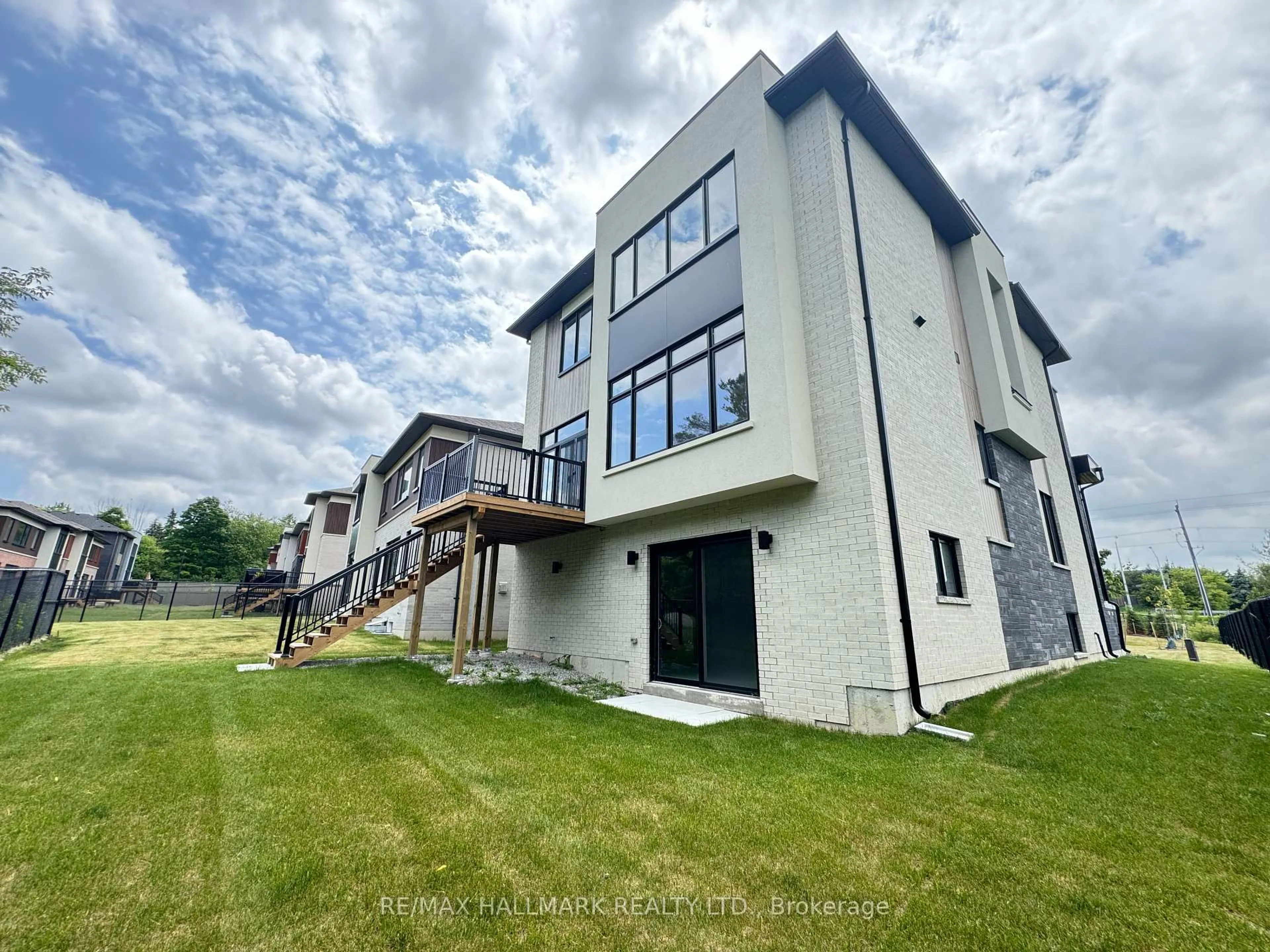 A pic from outside/outdoor area/front of a property/back of a property/a pic from drone, unknown for 23 Kingwood Lane, Aurora Ontario L4G 6W4