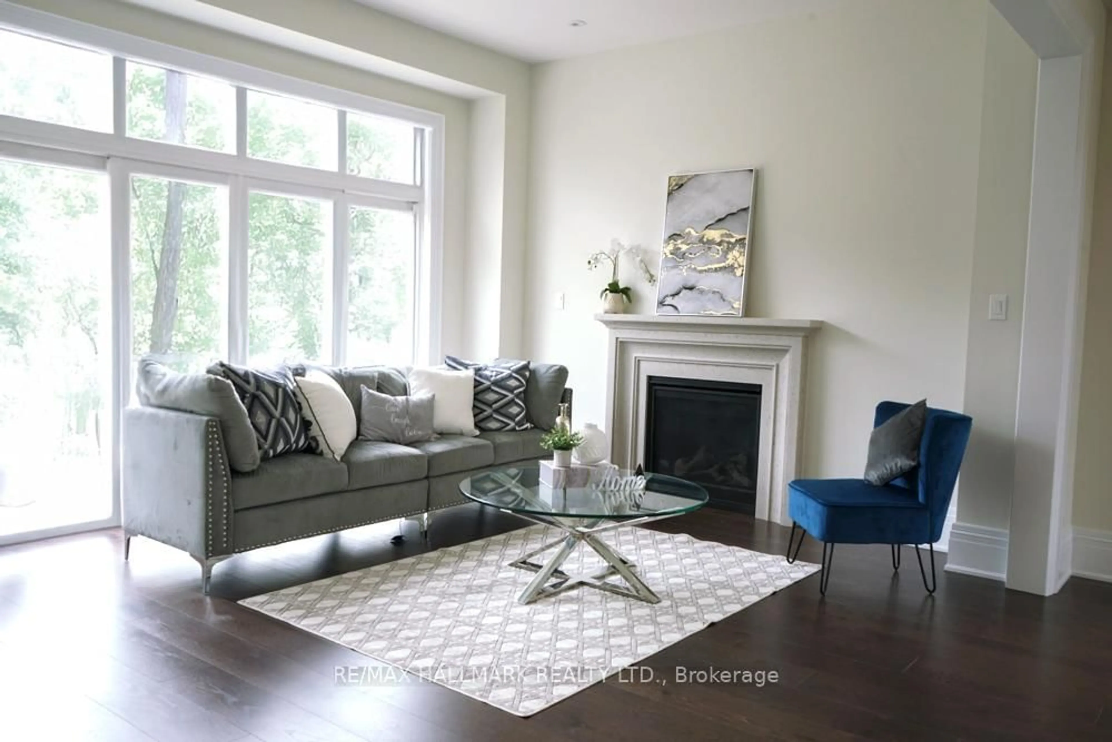 Living room with furniture, unknown for 23 Kingwood Lane, Aurora Ontario L4G 6W4