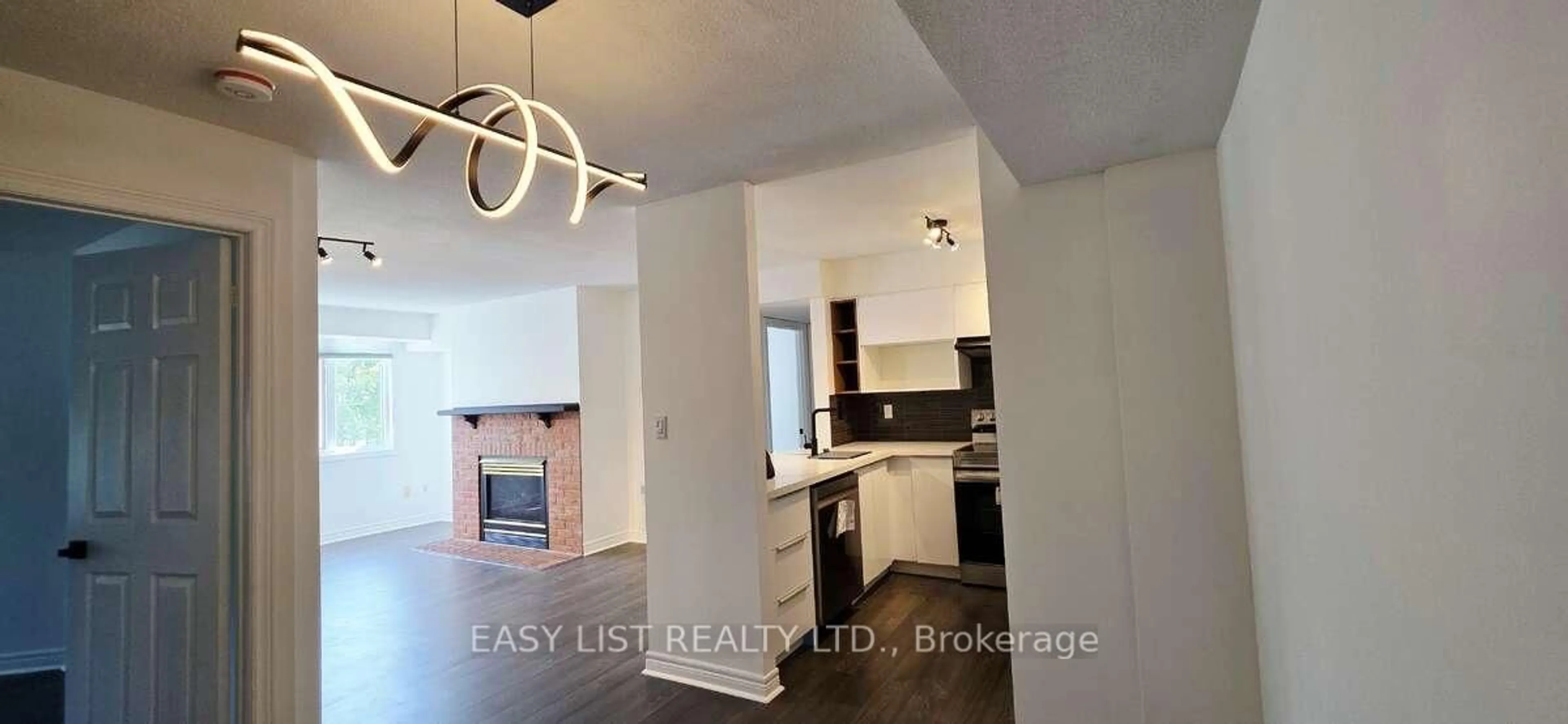 Open concept kitchen, wood/laminate floor for 75 Weldrick Rd #613, Richmond Hill Ontario L4C 0H9