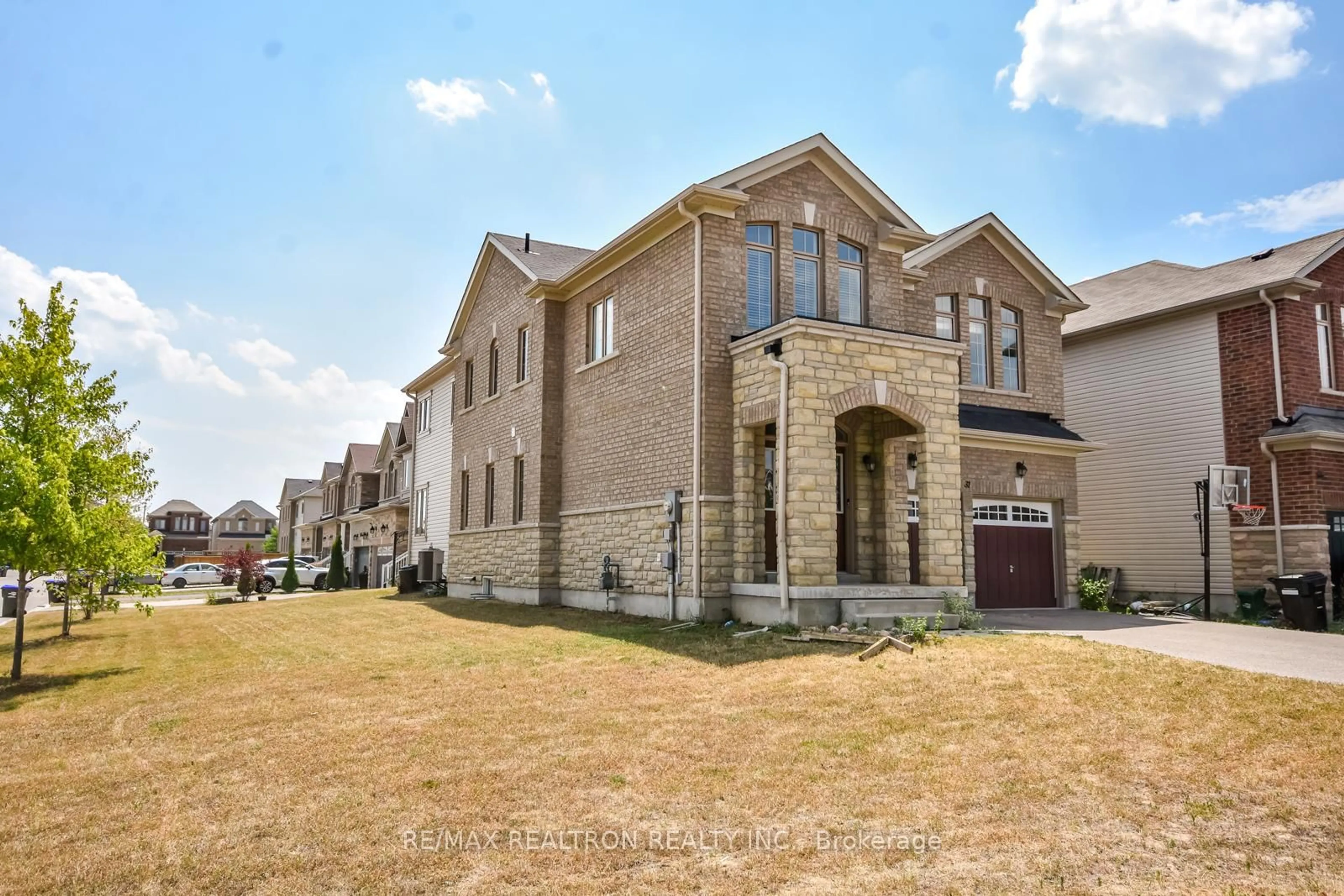 Home with brick exterior material, building for 31 Gold Park Gate, Essa Ontario L3W 0C2