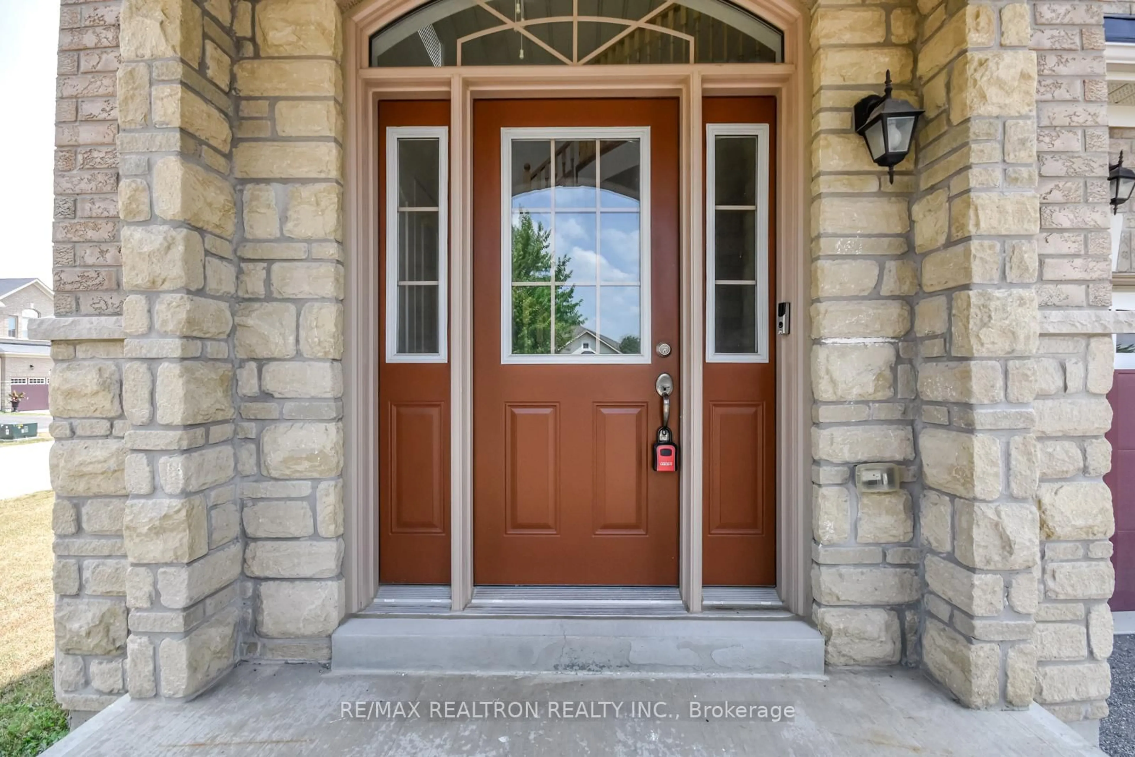 Indoor entryway for 31 Gold Park Gate, Essa Ontario L3W 0C2