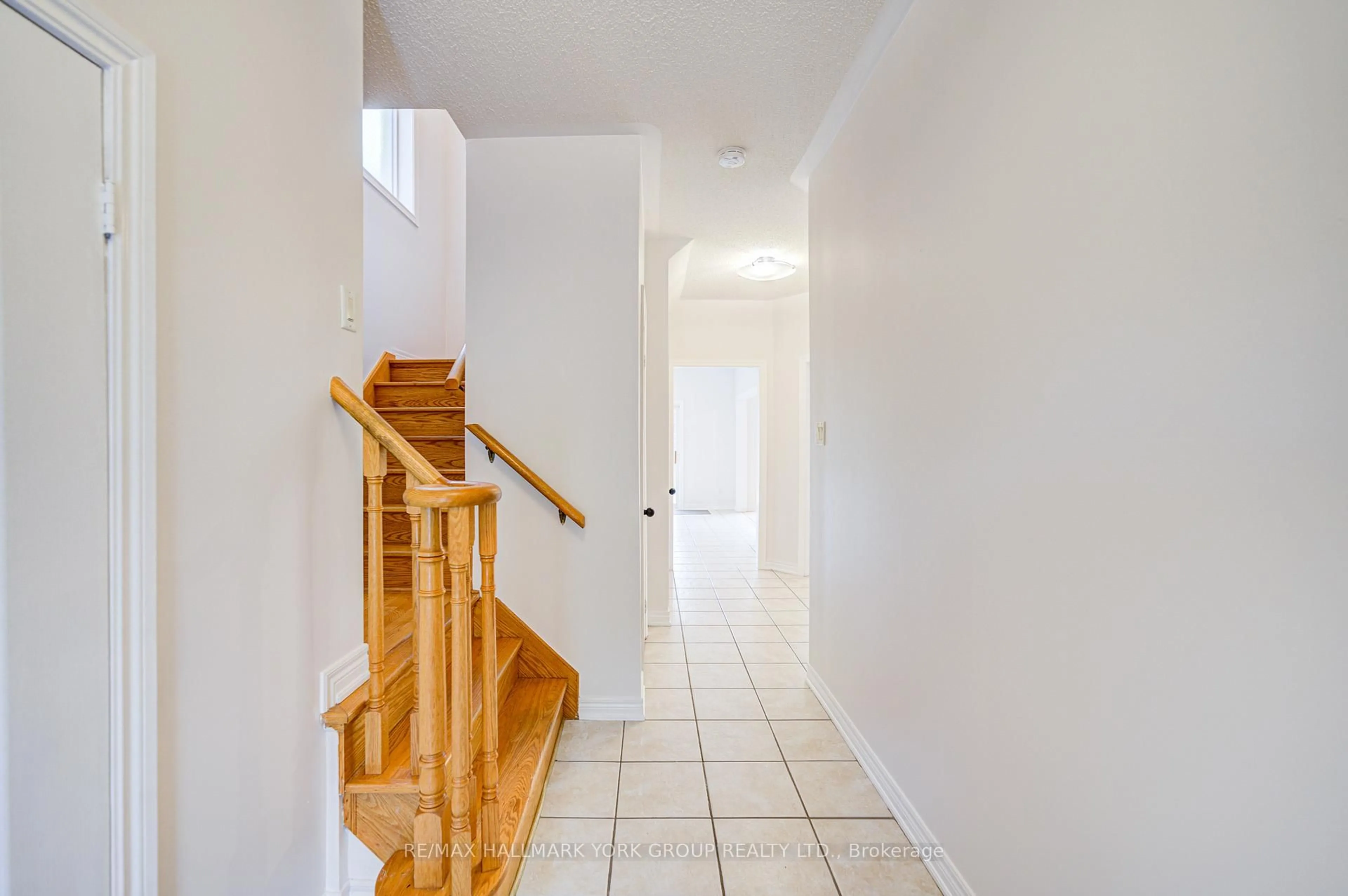 Indoor foyer for 55 Linda Margaret Cres, Richmond Hill Ontario L4S 2B7