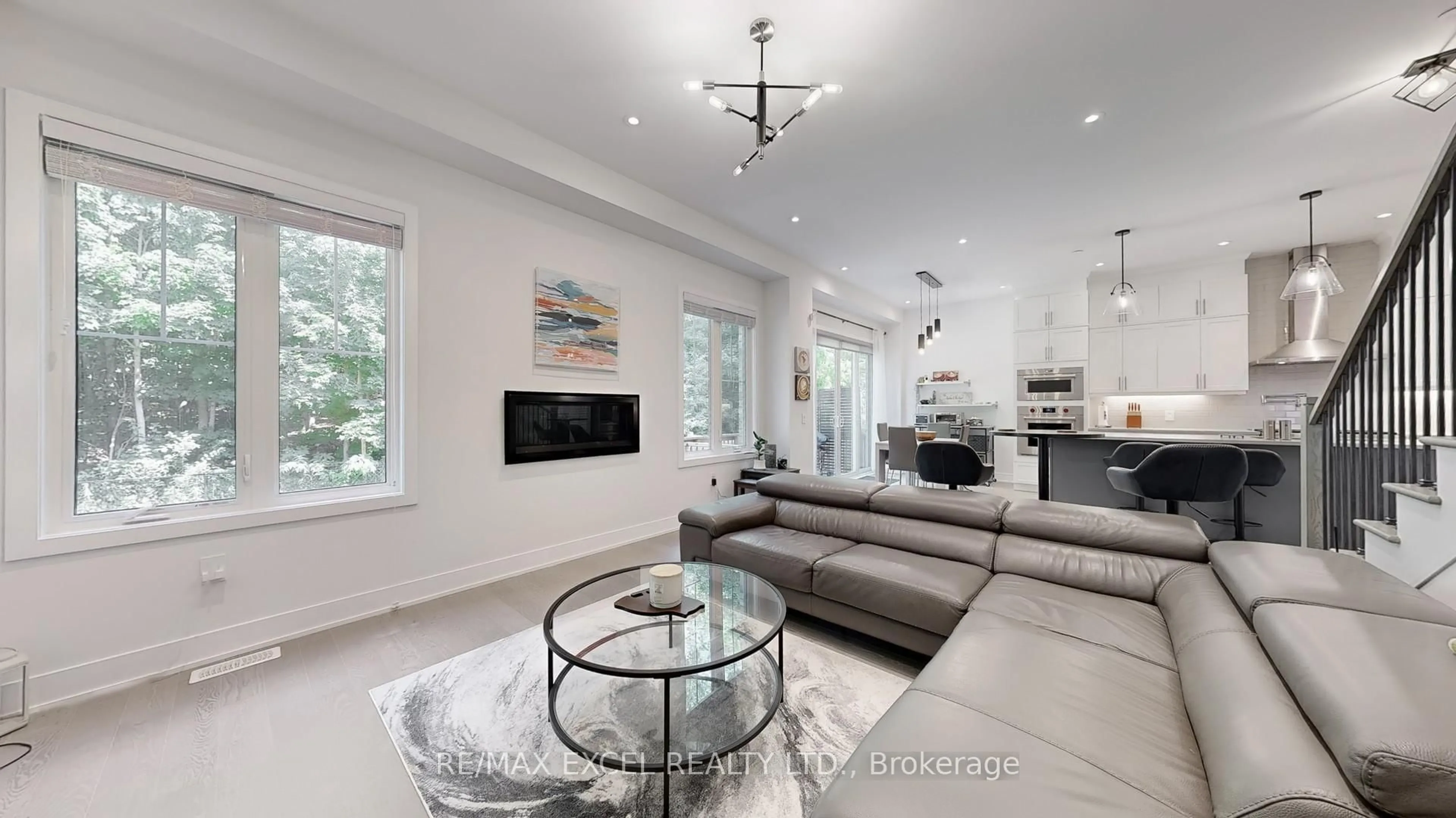 Living room with furniture, ceramic/tile floor for 60 Sikura Circ, Aurora Ontario L4G 3Y9