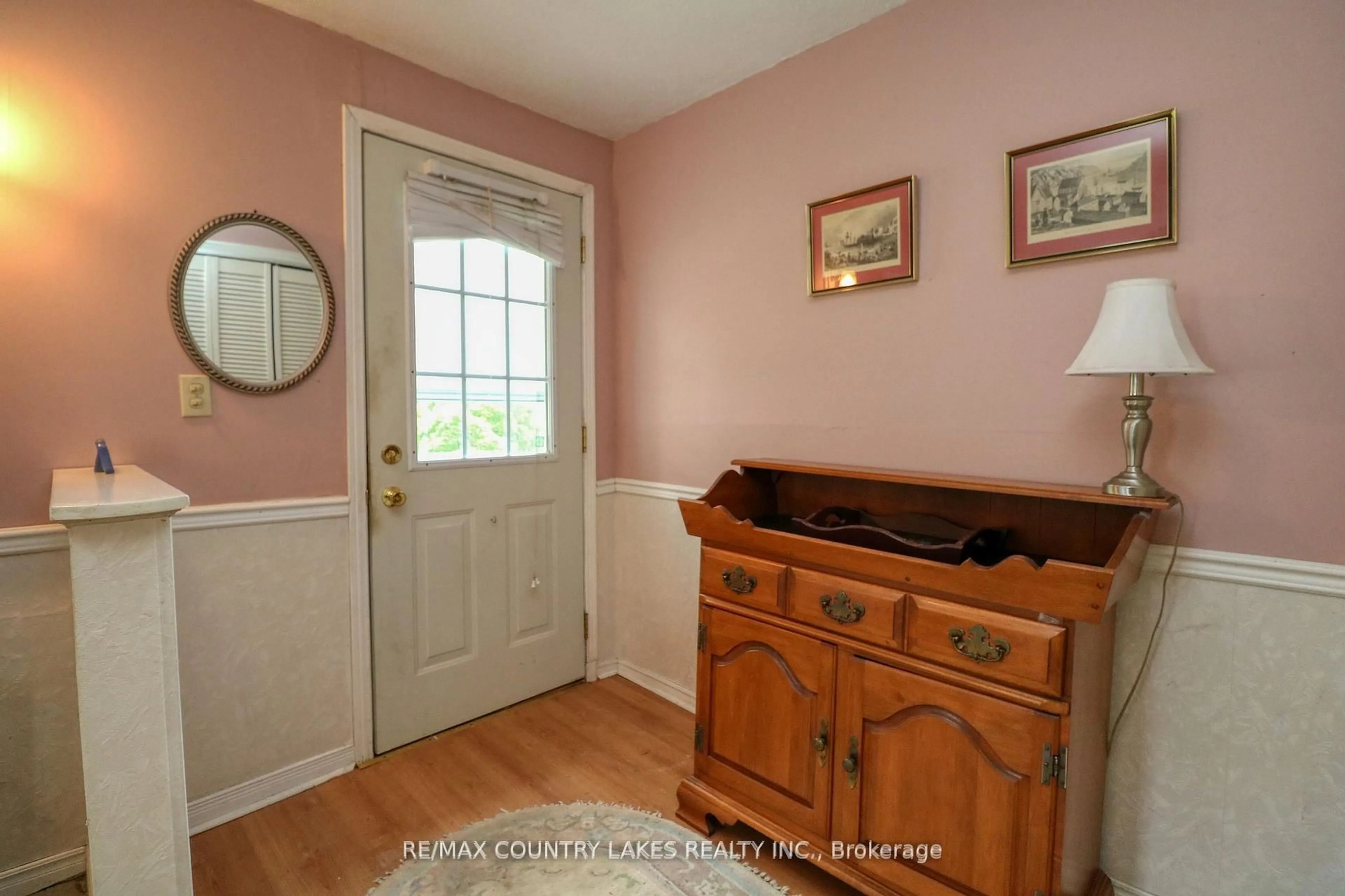 Indoor entryway for 87 Grew Blvd, Georgina Ontario L0E 1L0