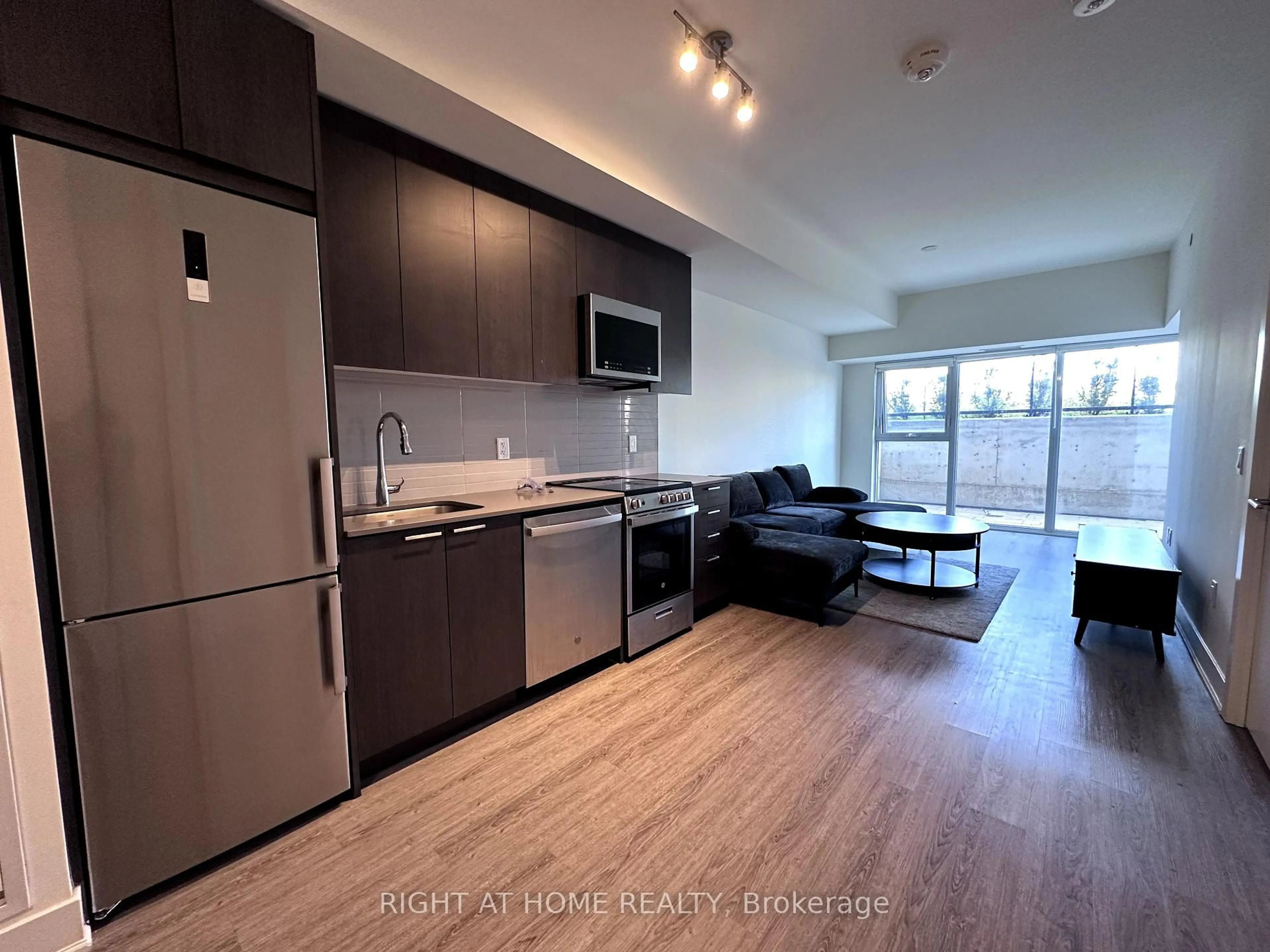 Open concept kitchen, wood/laminate floor for 185 Deerfield Rd #015, Newmarket Ontario L3Y 0G7