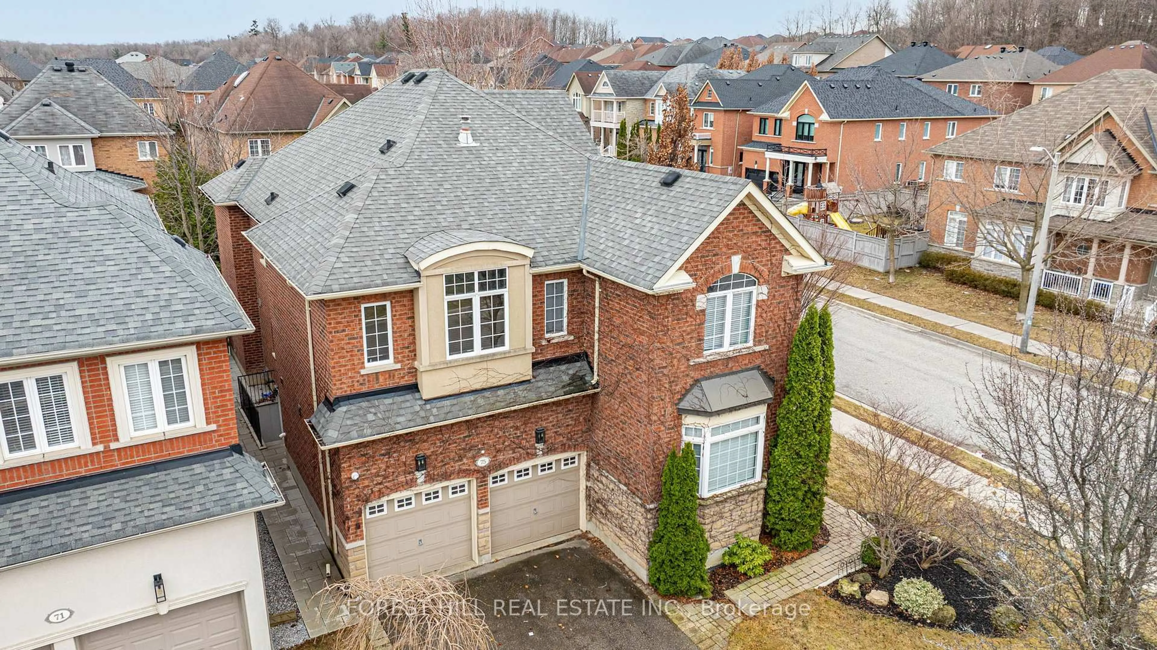 A pic from outside/outdoor area/front of a property/back of a property/a pic from drone, street for 75 Strauss Rd, Vaughan Ontario L4J 8Z4