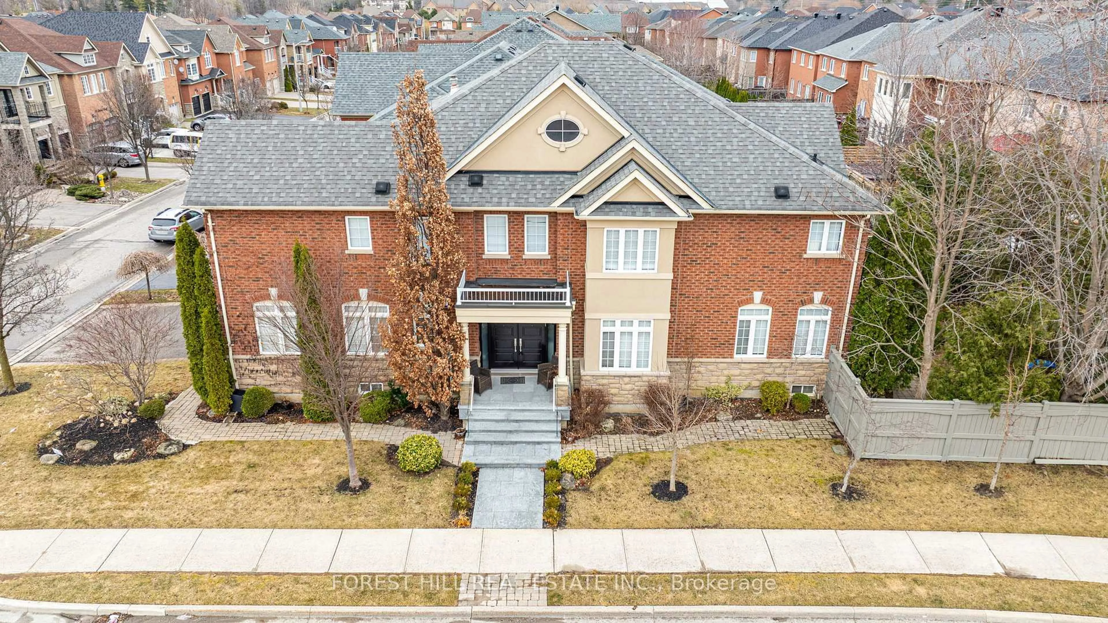 A pic from outside/outdoor area/front of a property/back of a property/a pic from drone, street for 75 Strauss Rd, Vaughan Ontario L4J 8Z4