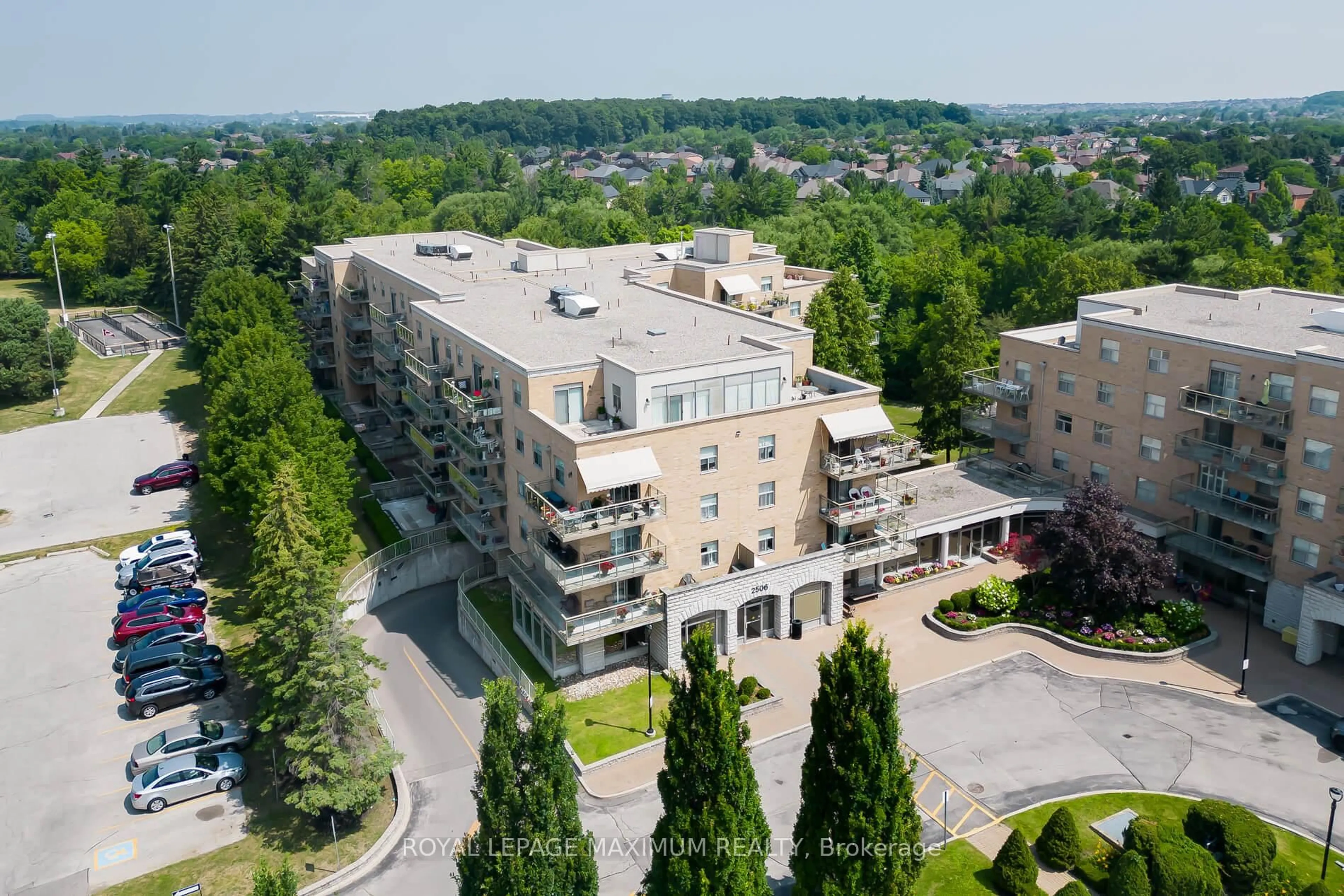 A pic from outside/outdoor area/front of a property/back of a property/a pic from drone, building for 2506 Rutherford Rd #408, Vaughan Ontario L4K 5N4