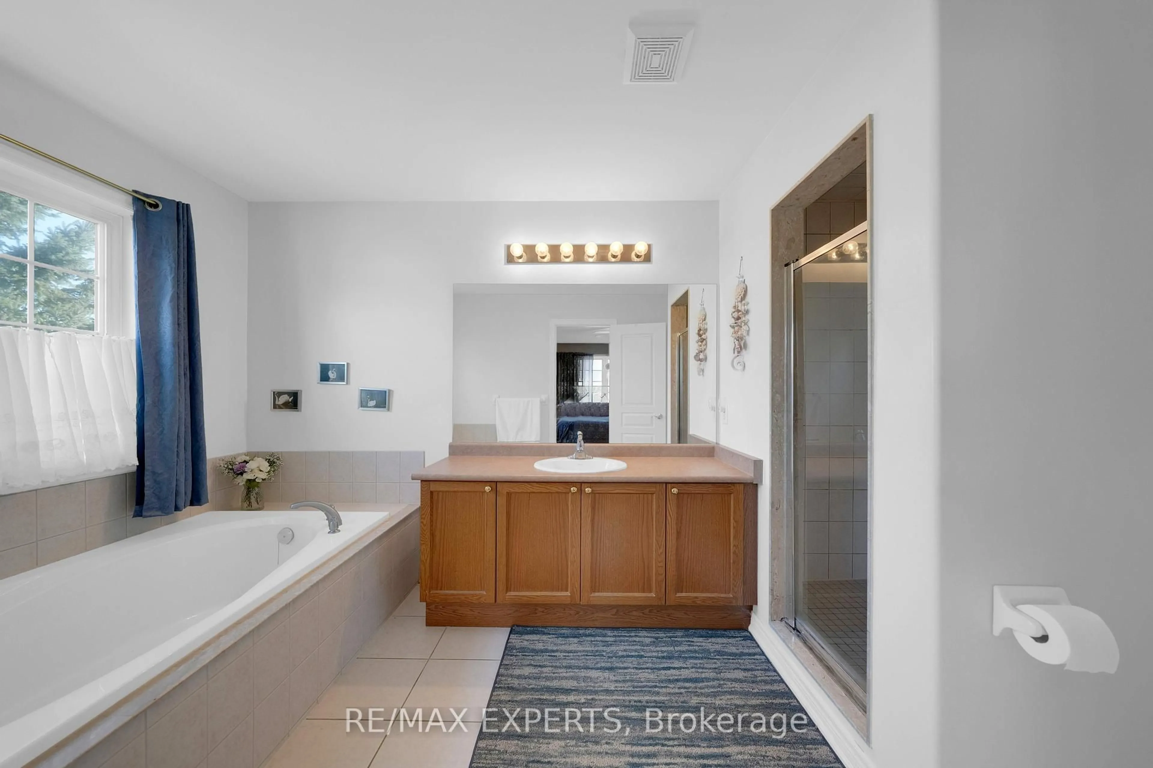 Standard bathroom, ceramic/tile floor for 36 Anderson Rd, New Tecumseth Ontario L9R 0A9