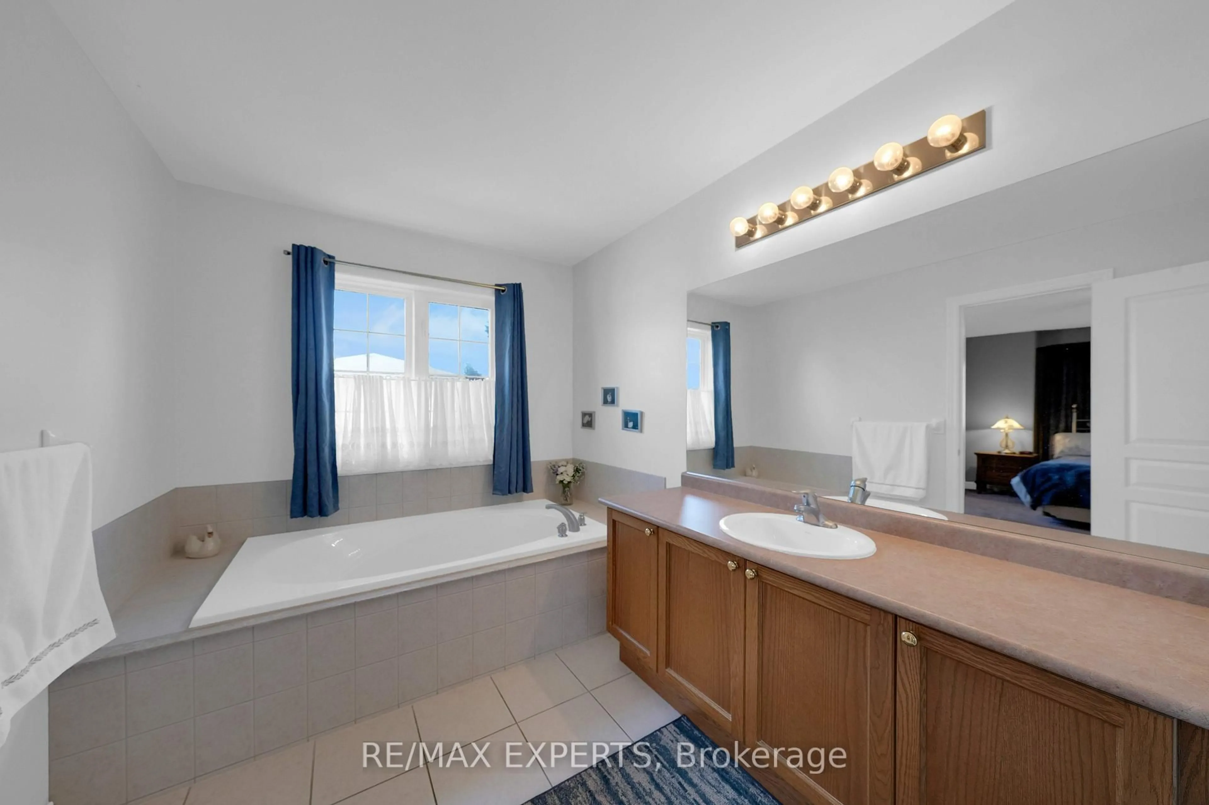Standard bathroom, ceramic/tile floor for 36 Anderson Rd, New Tecumseth Ontario L9R 0A9