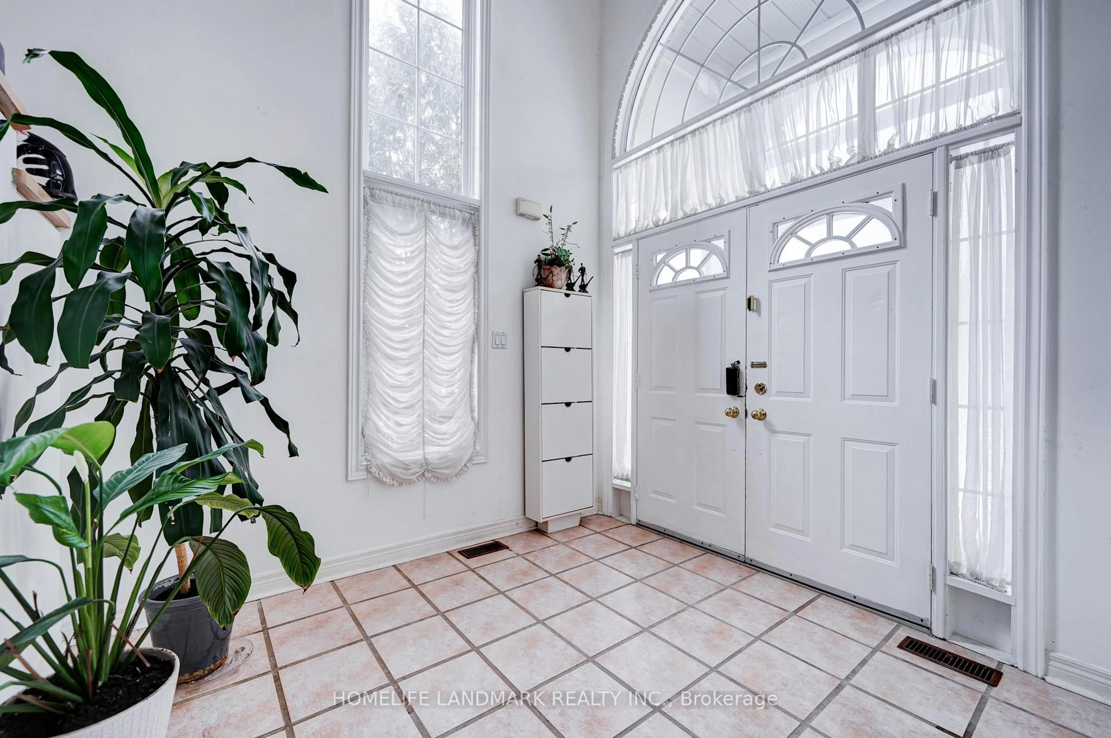 Indoor entryway for 35 Forester Cres, Markham Ontario L6C 1W2