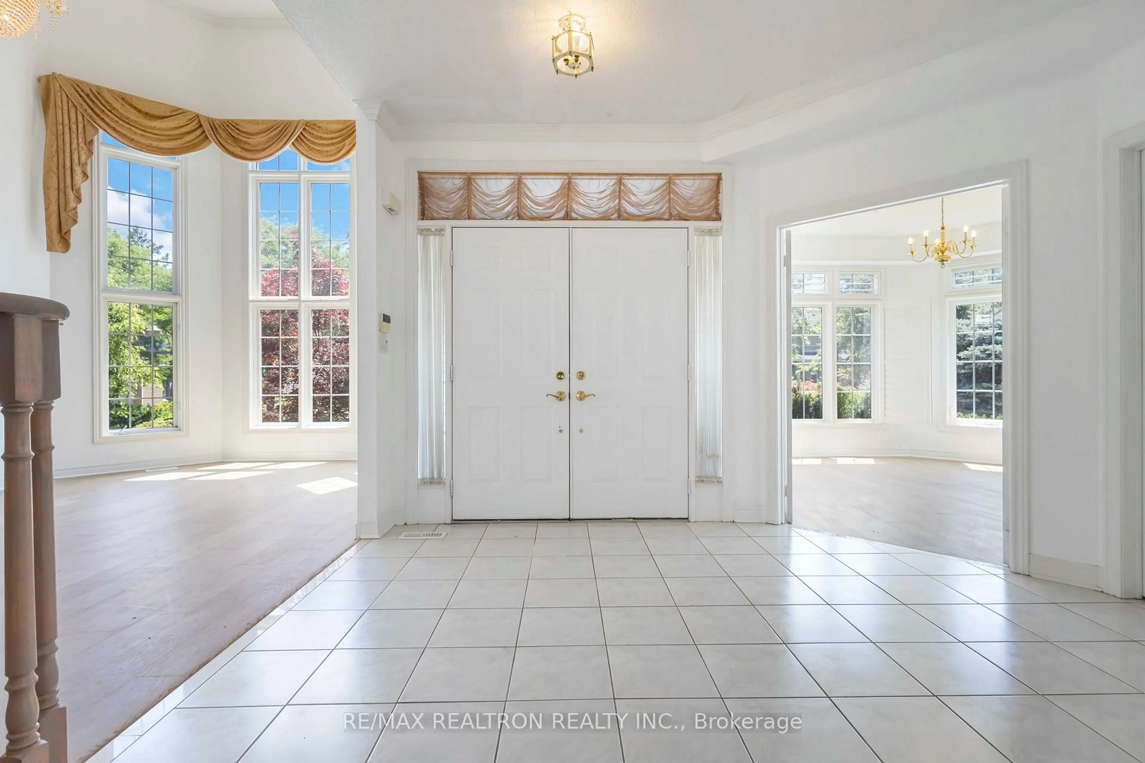 Indoor foyer for 38 Forester Cres, Markham Ontario L6C 1W2