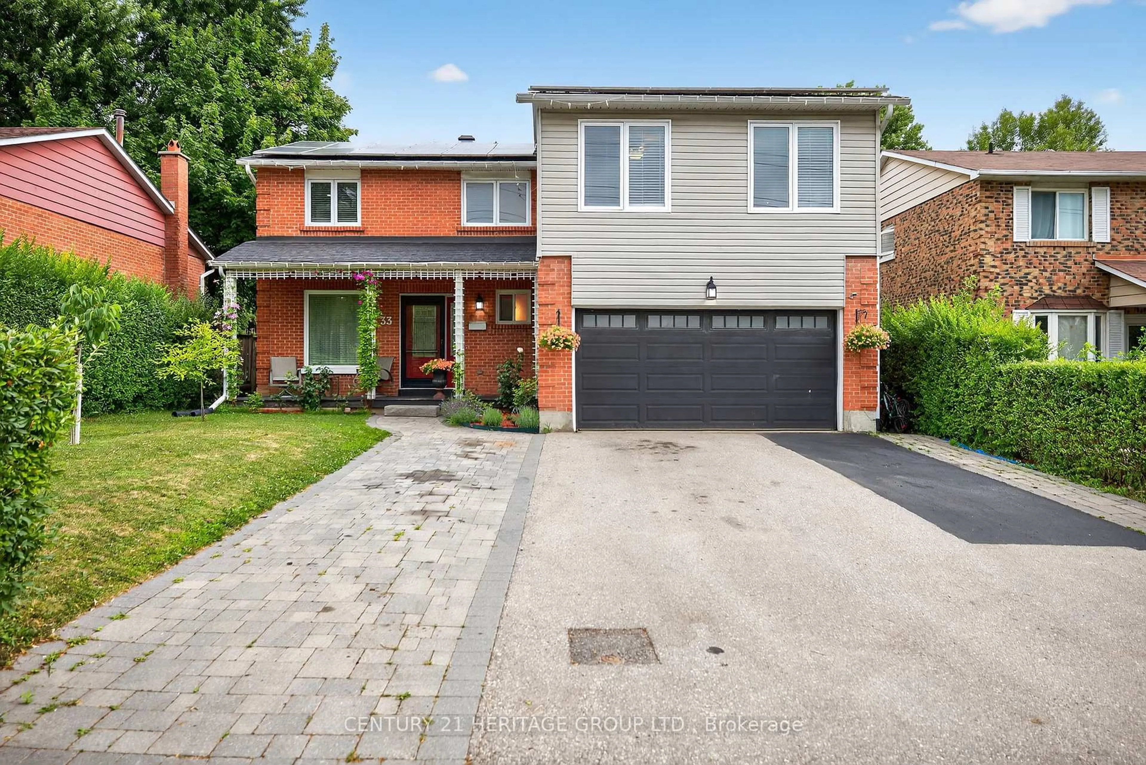 Home with brick exterior material, street for 33 London Rd, Newmarket Ontario L3Y 6A1