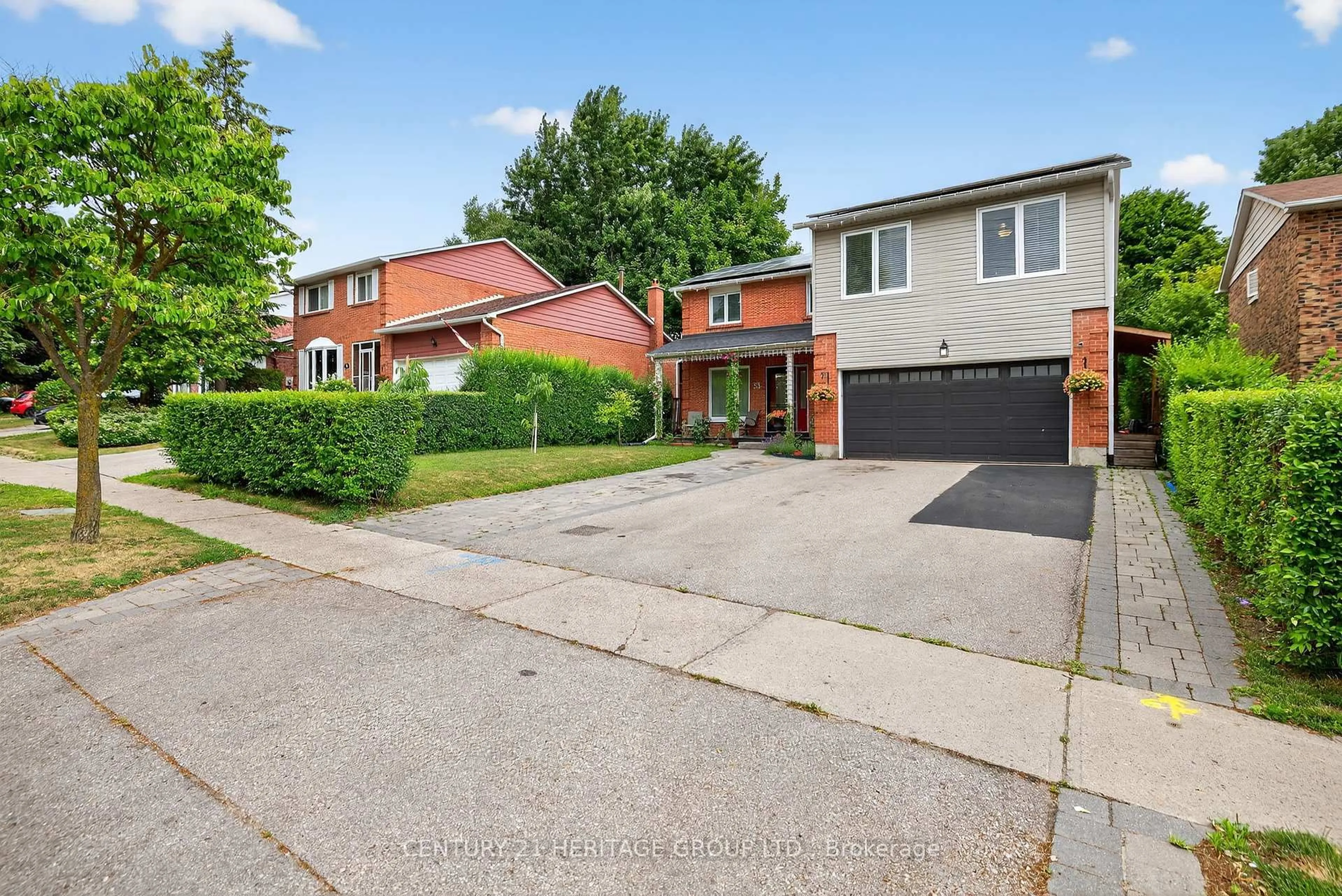 A pic from outside/outdoor area/front of a property/back of a property/a pic from drone, street for 33 London Rd, Newmarket Ontario L3Y 6A1