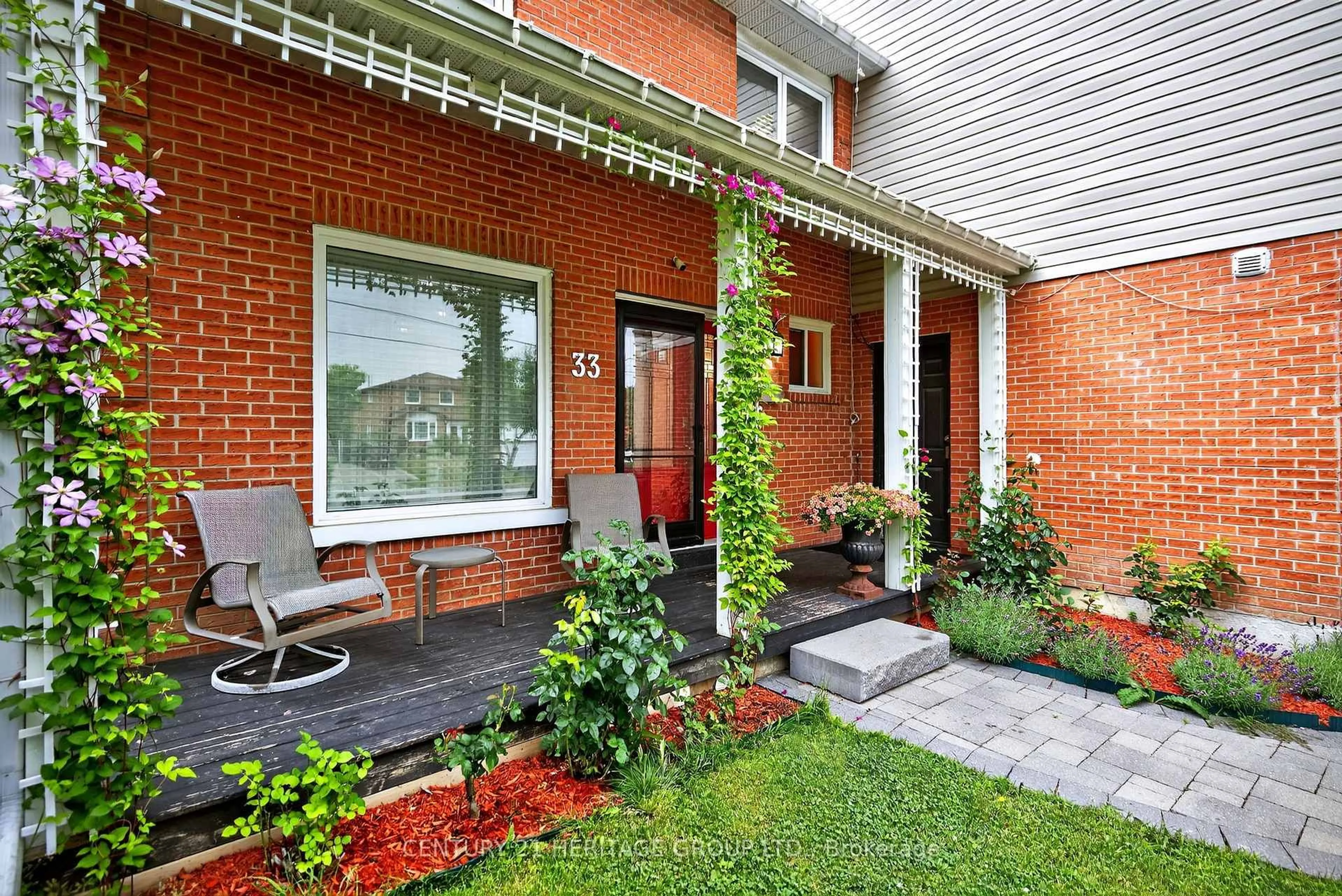 Home with brick exterior material, street for 33 London Rd, Newmarket Ontario L3Y 6A1