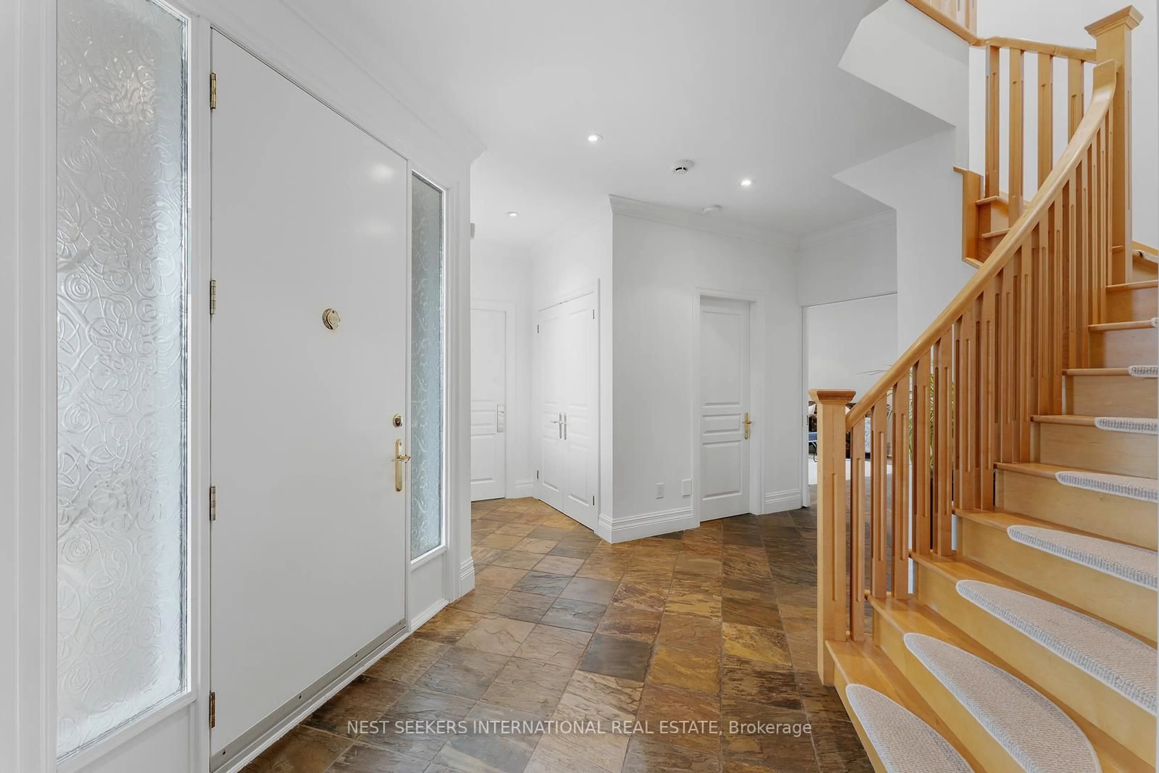 Indoor foyer for 42 Witherspoon Way, King Ontario L0G 1N0
