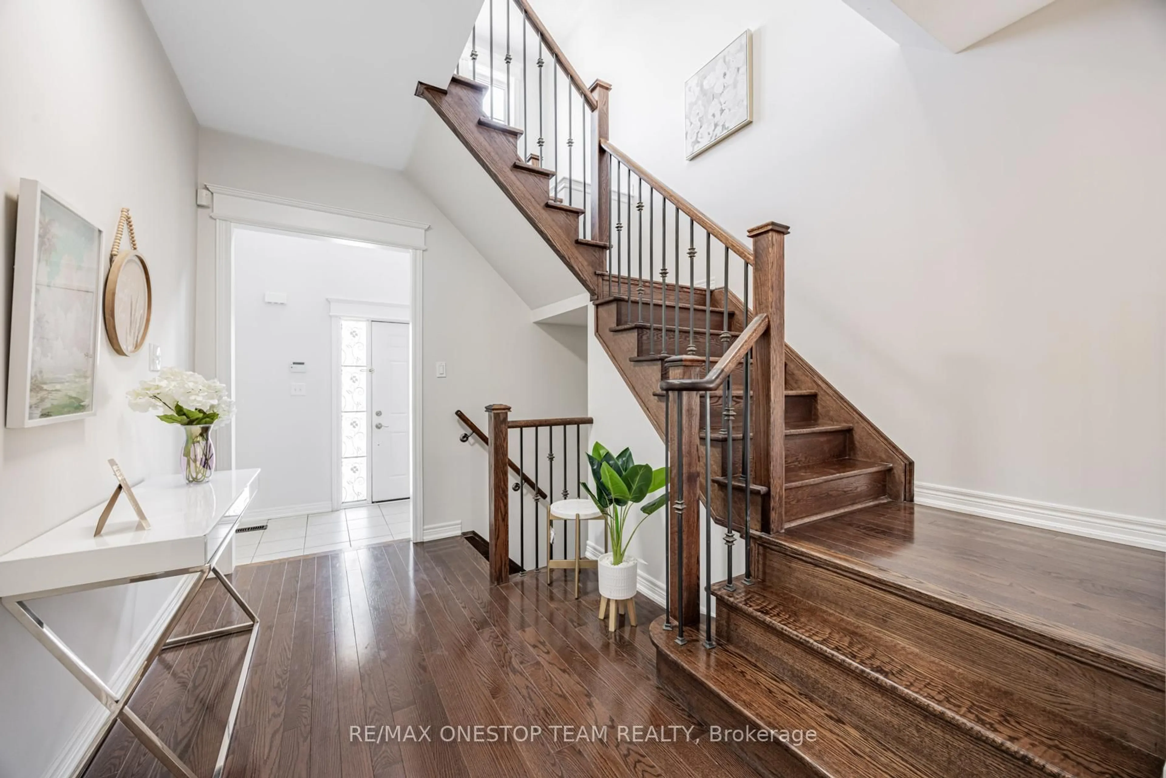 Indoor entryway for 97 Lindvest Cres, Vaughan Ontario L6A 4N2