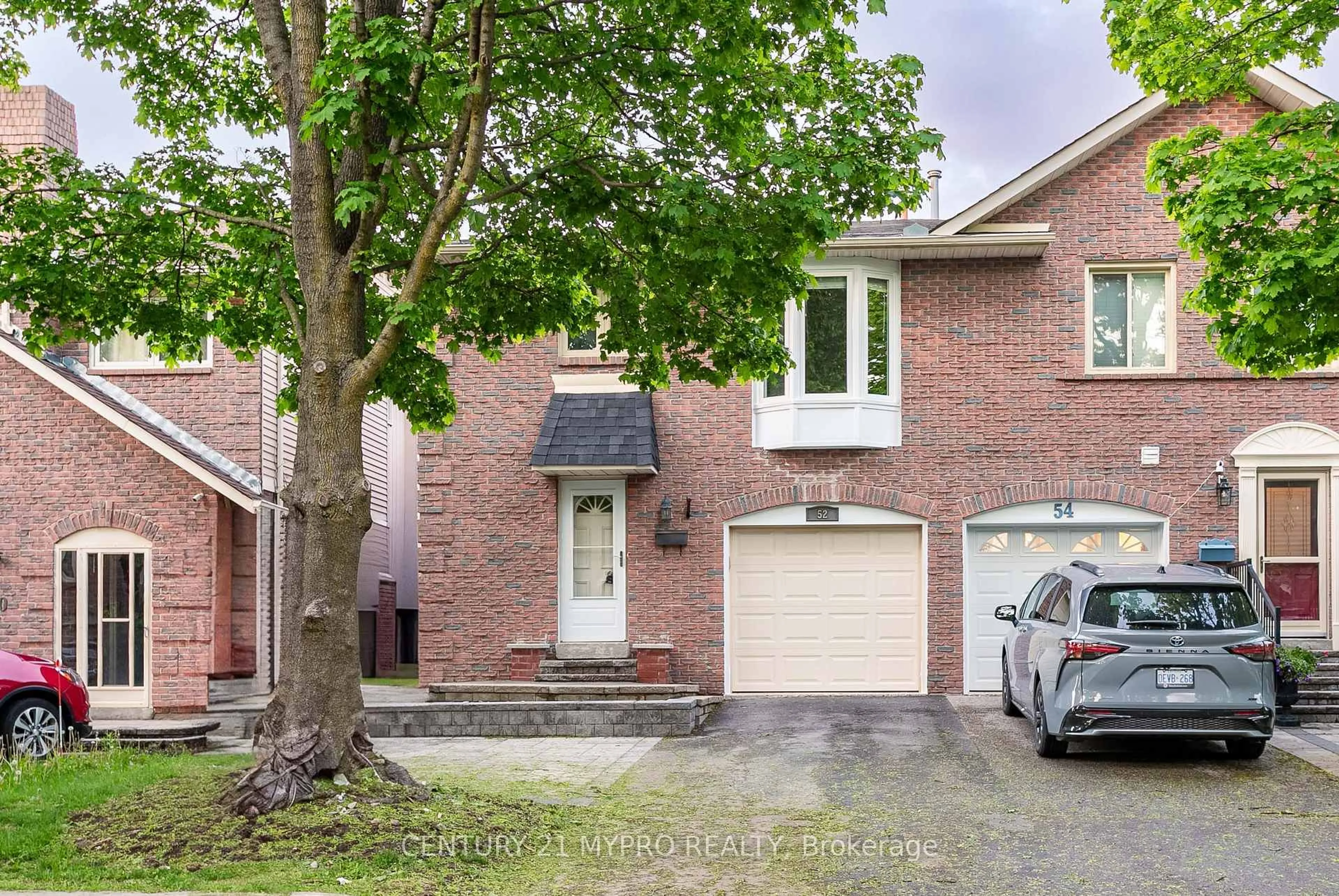 Home with brick exterior material, street for 52 Foxglove Crt, Markham Ontario L3R 3Y3