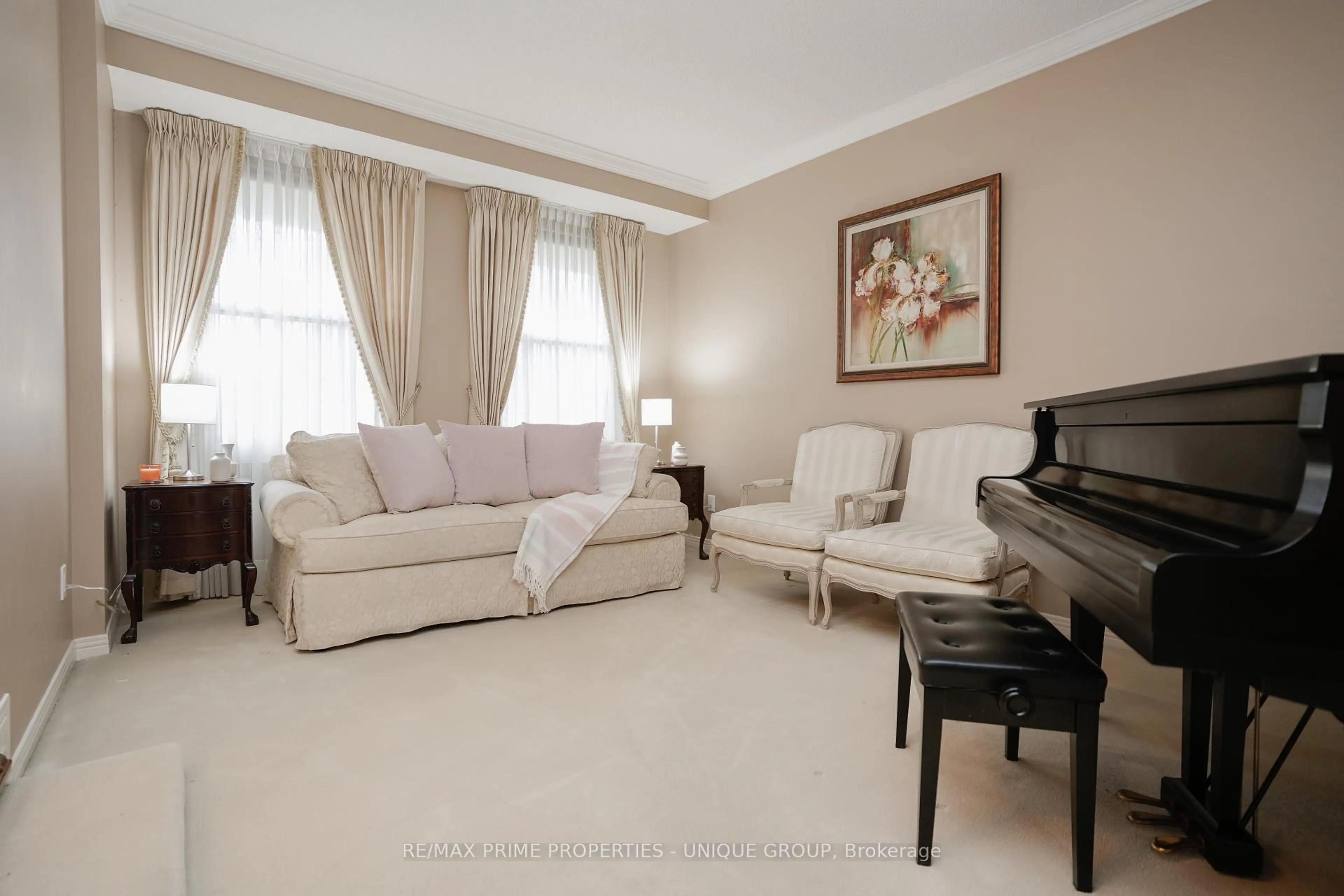Living room with furniture, unknown for 9 Longwater Chse, Markham Ontario L3R 4A1