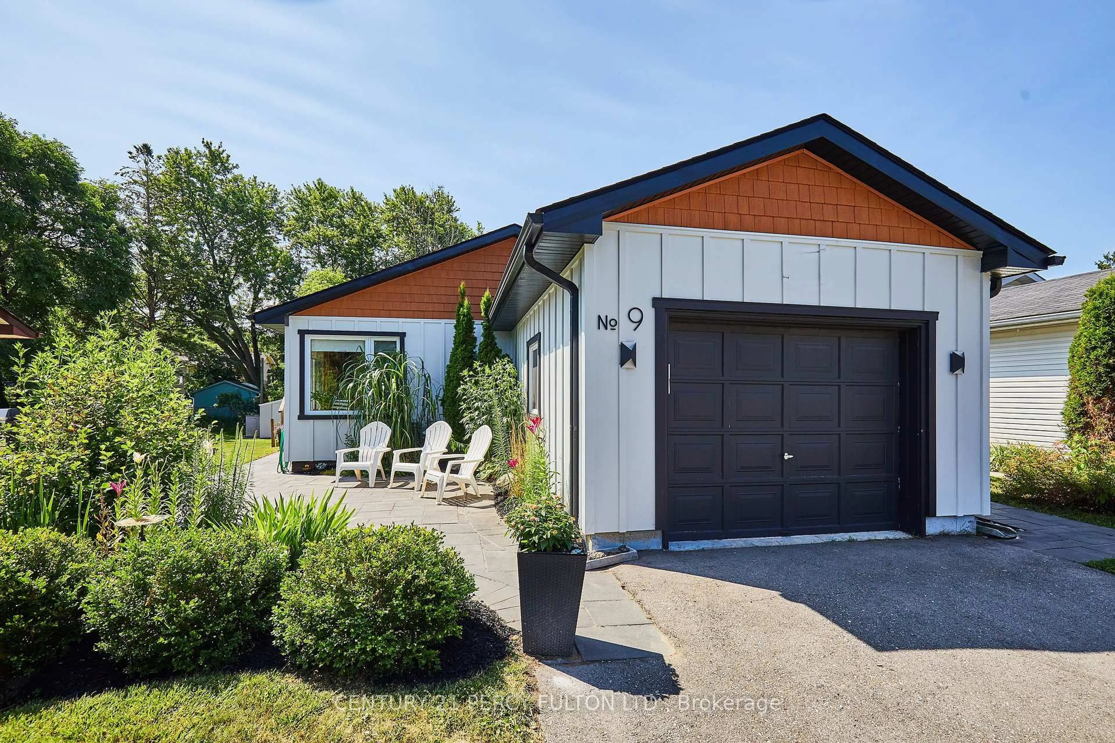 Home with vinyl exterior material, street for 9 Mill St, East Gwillimbury Ontario L0G 1M0