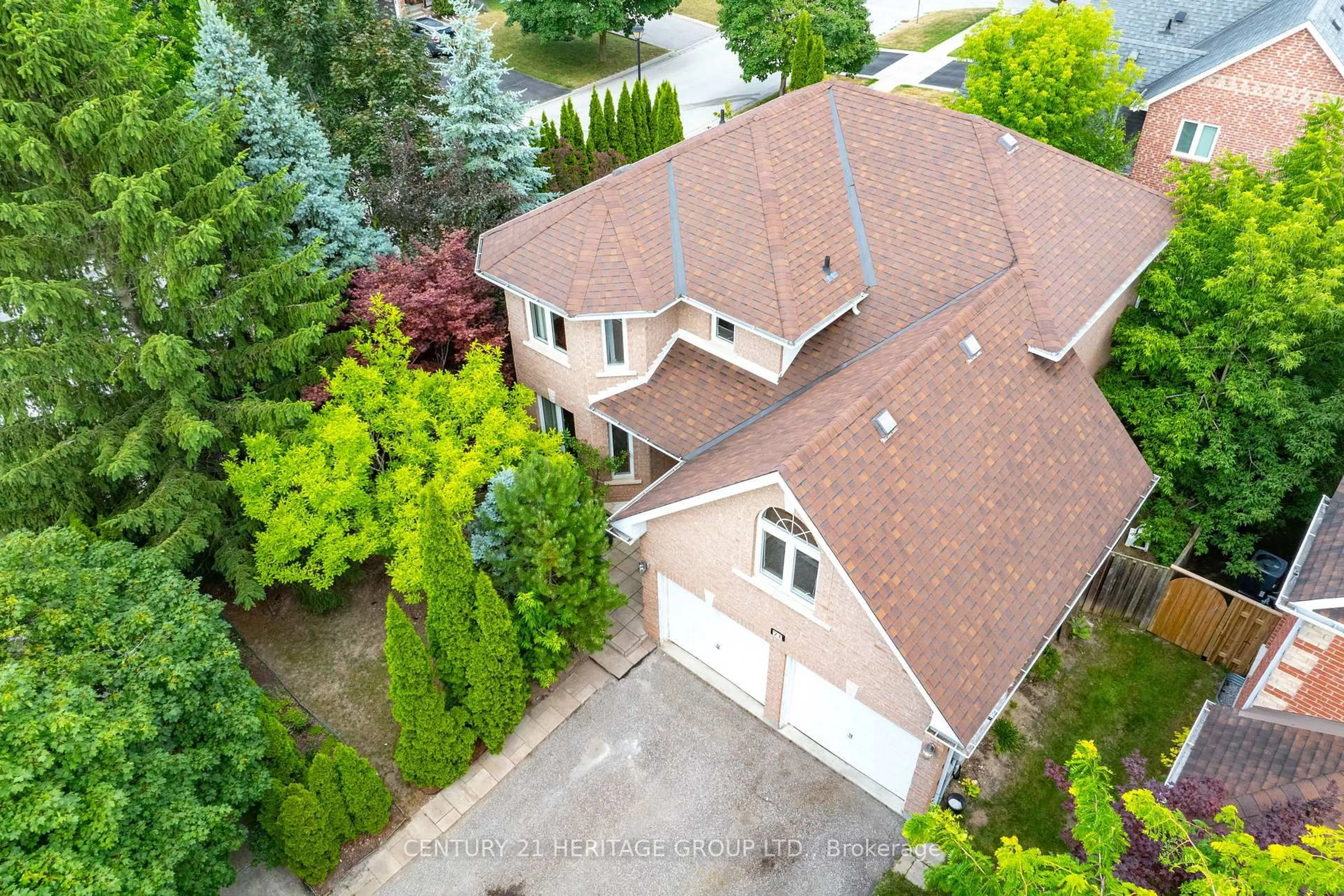 A pic from outside/outdoor area/front of a property/back of a property/a pic from drone, street for 21 Brent Rd, East Gwillimbury Ontario L9N 1R9