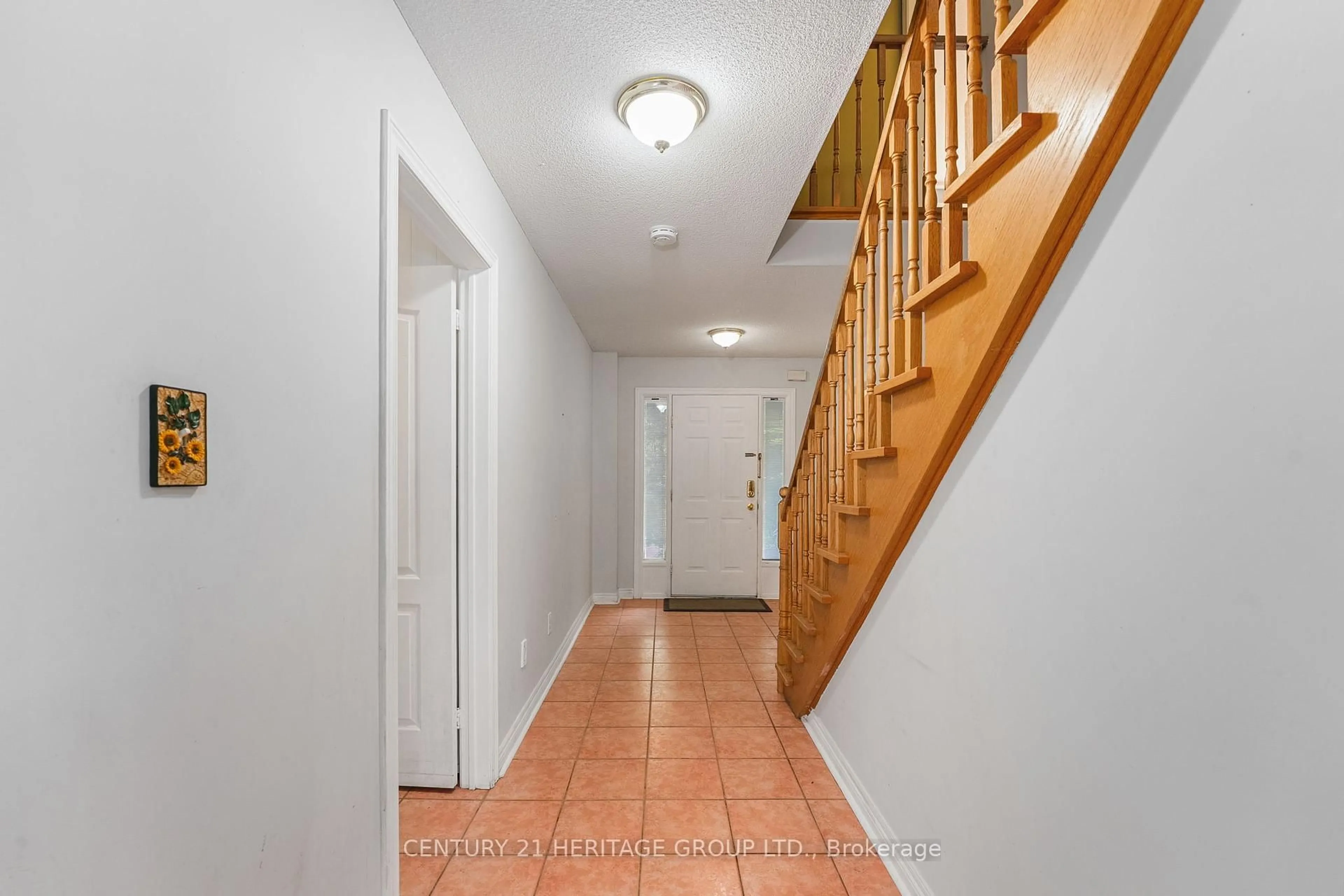 Indoor foyer for 21 Brent Rd, East Gwillimbury Ontario L9N 1R9