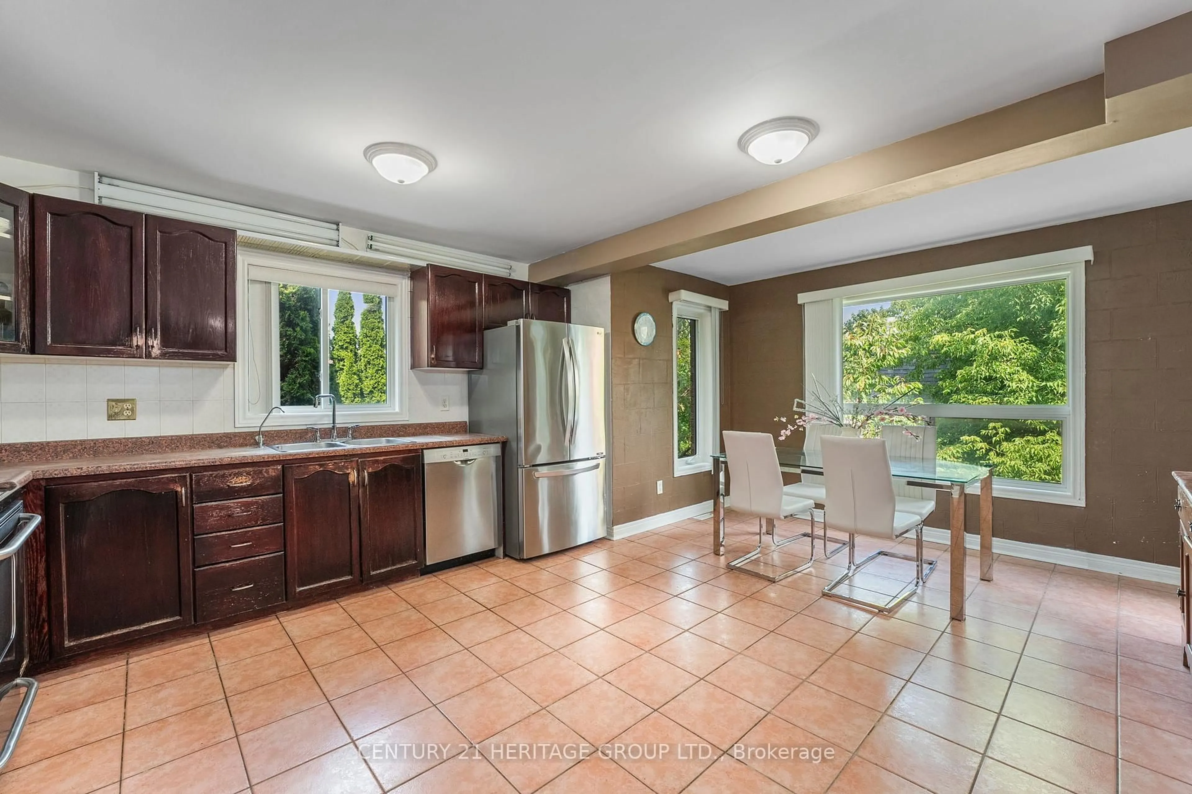 Open concept kitchen, ceramic/tile floor for 21 Brent Rd, East Gwillimbury Ontario L9N 1R9