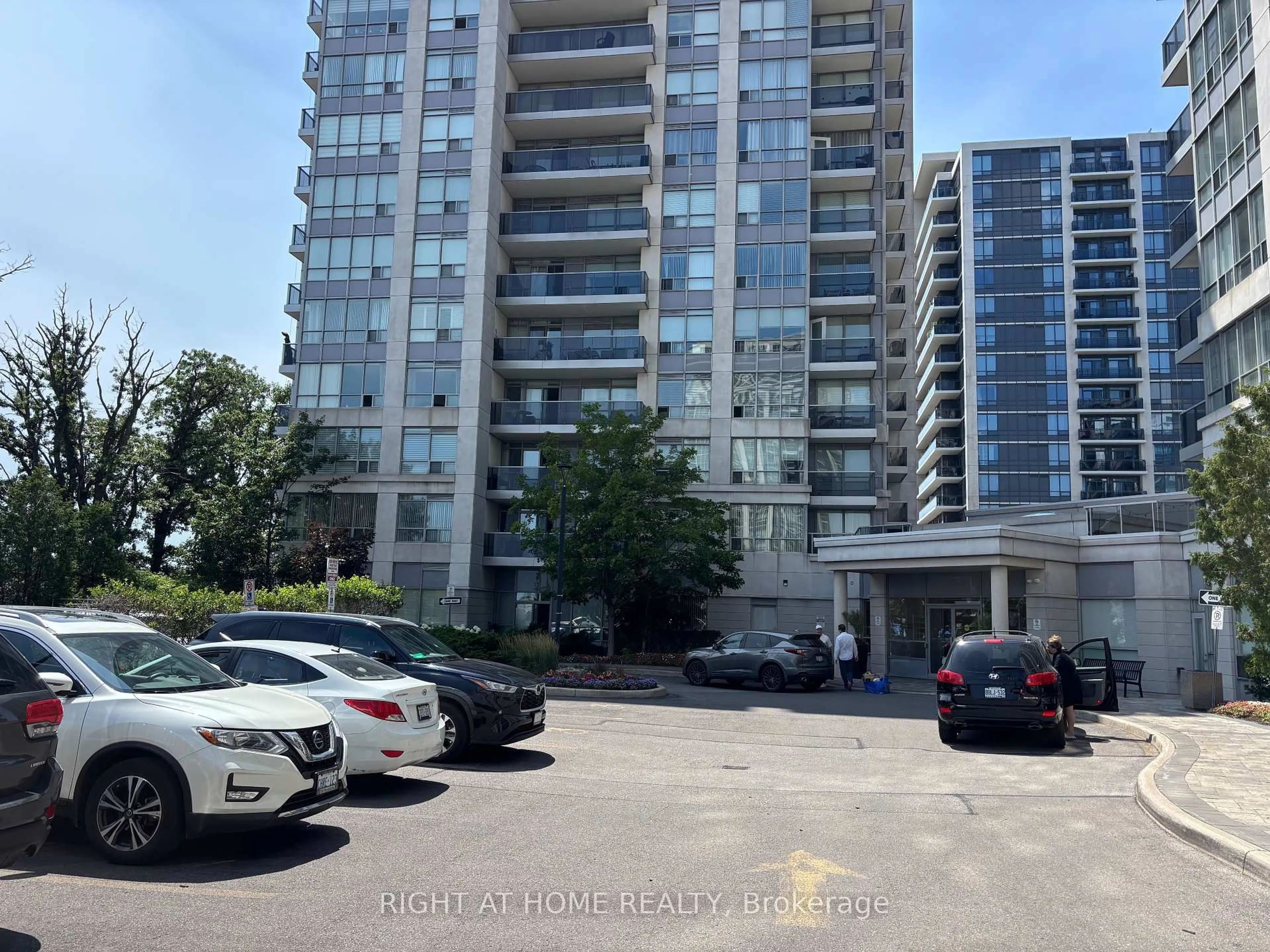 Unknown for 105 Disera Dr #105, Vaughan Ontario L4J 9E9