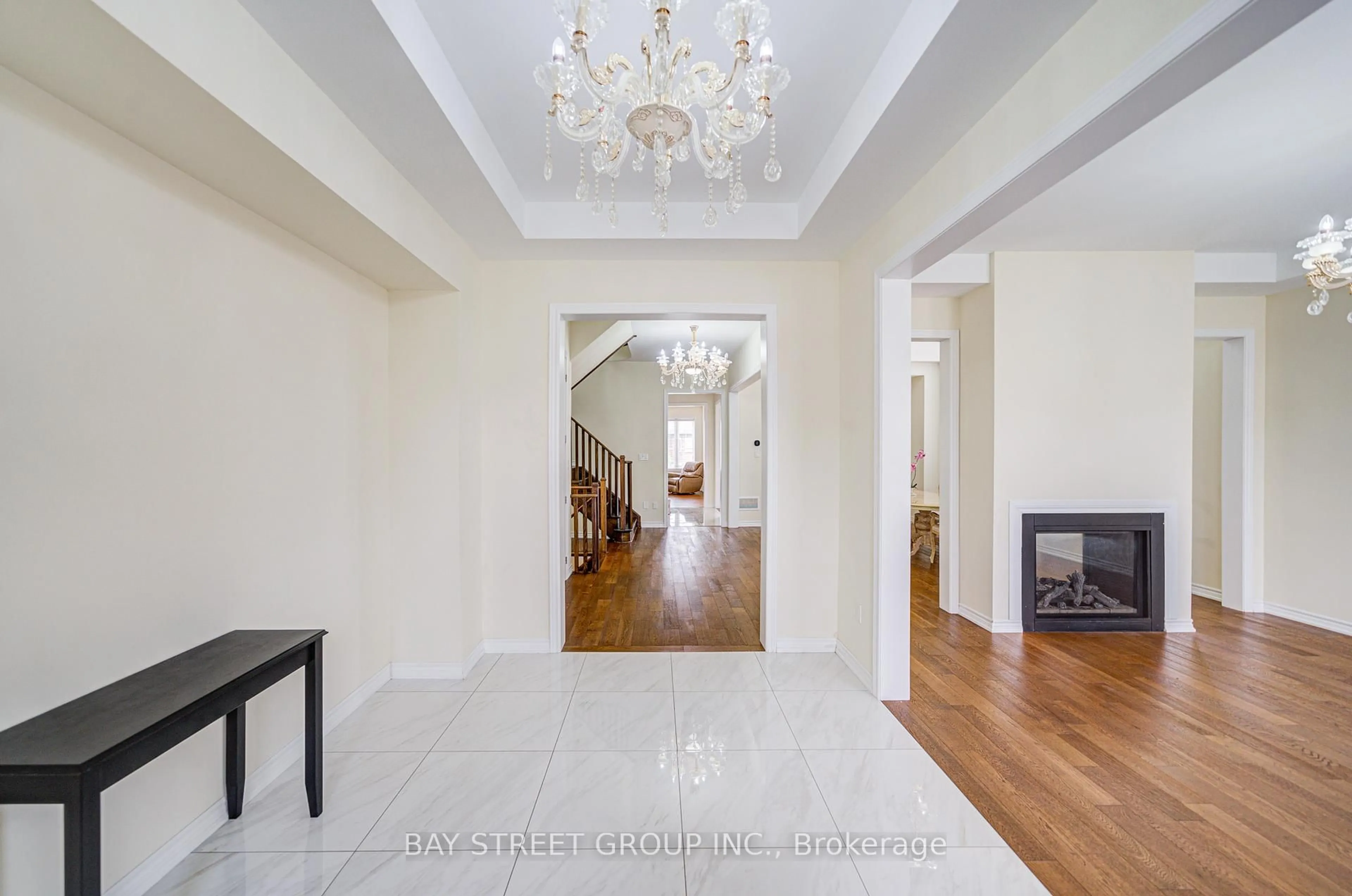 Indoor foyer for 38 Brown Crt, Newmarket Ontario L3Y 0C7