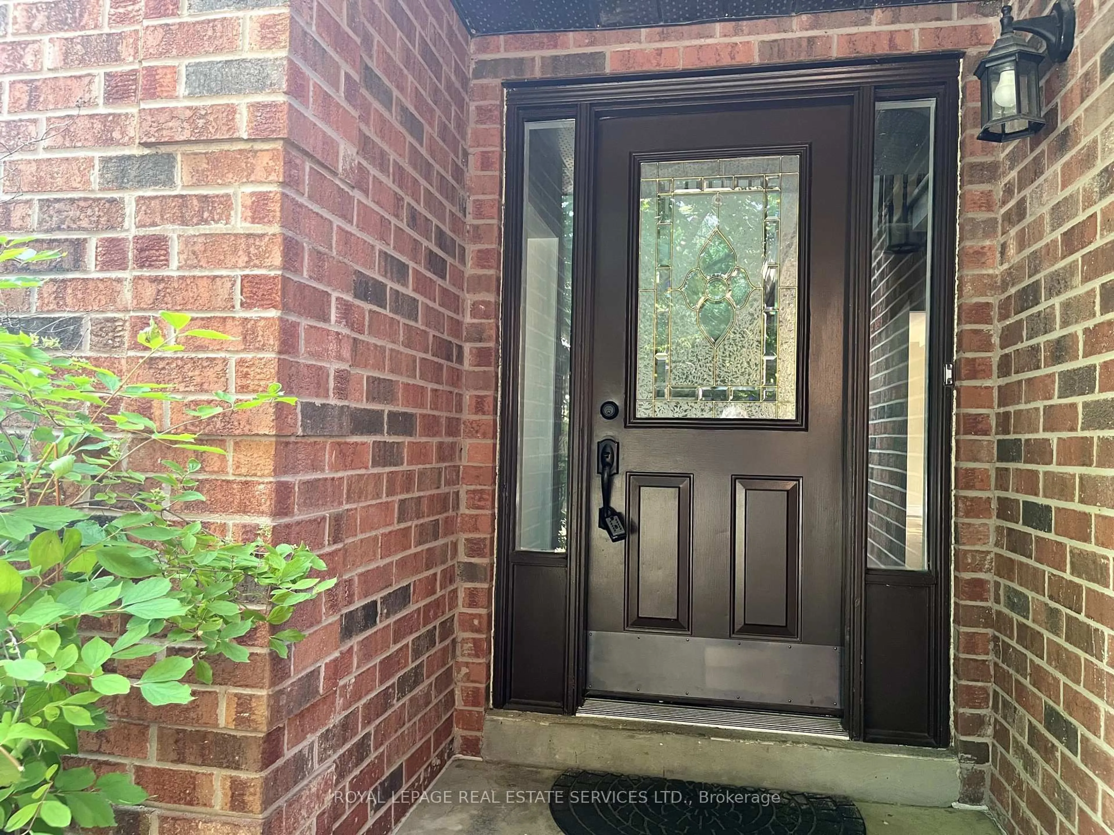 Indoor entryway for 79 Doris Cres, Newmarket Ontario L3Y 7V5