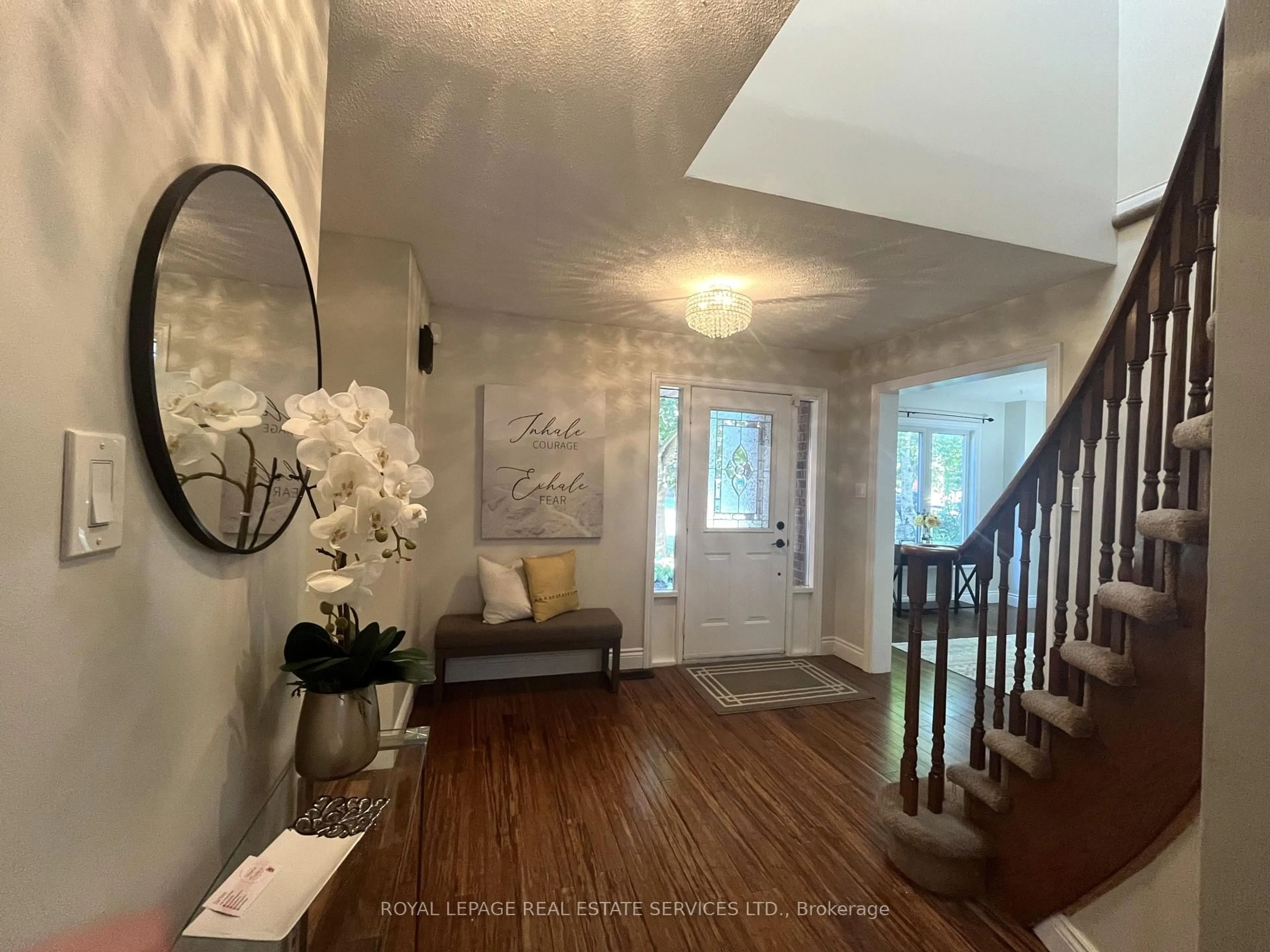 Indoor entryway for 79 Doris Cres, Newmarket Ontario L3Y 7V5