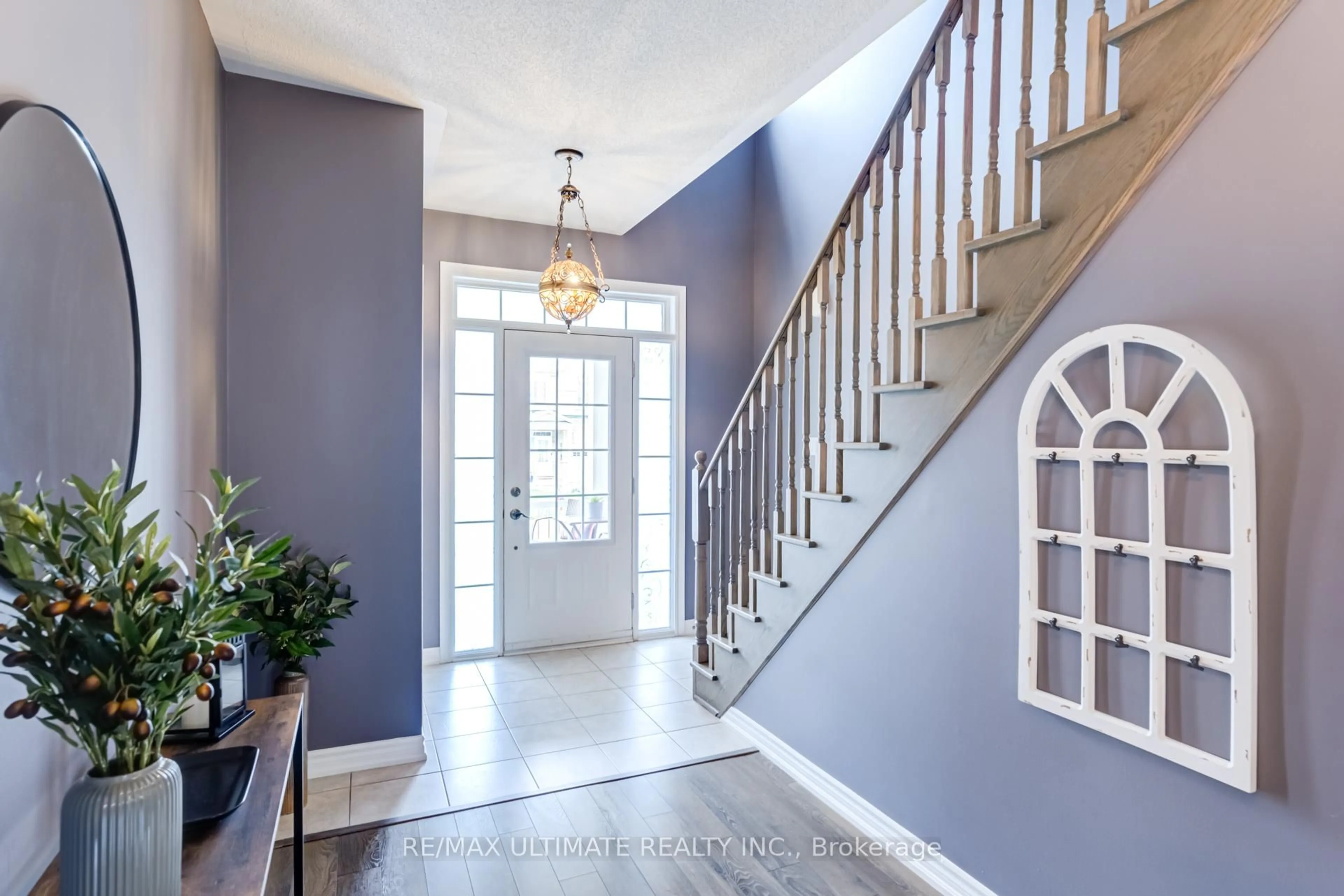 Indoor entryway for 6 Daniele Cres, Bradford West Gwillimbury Ontario L3Z 0V8