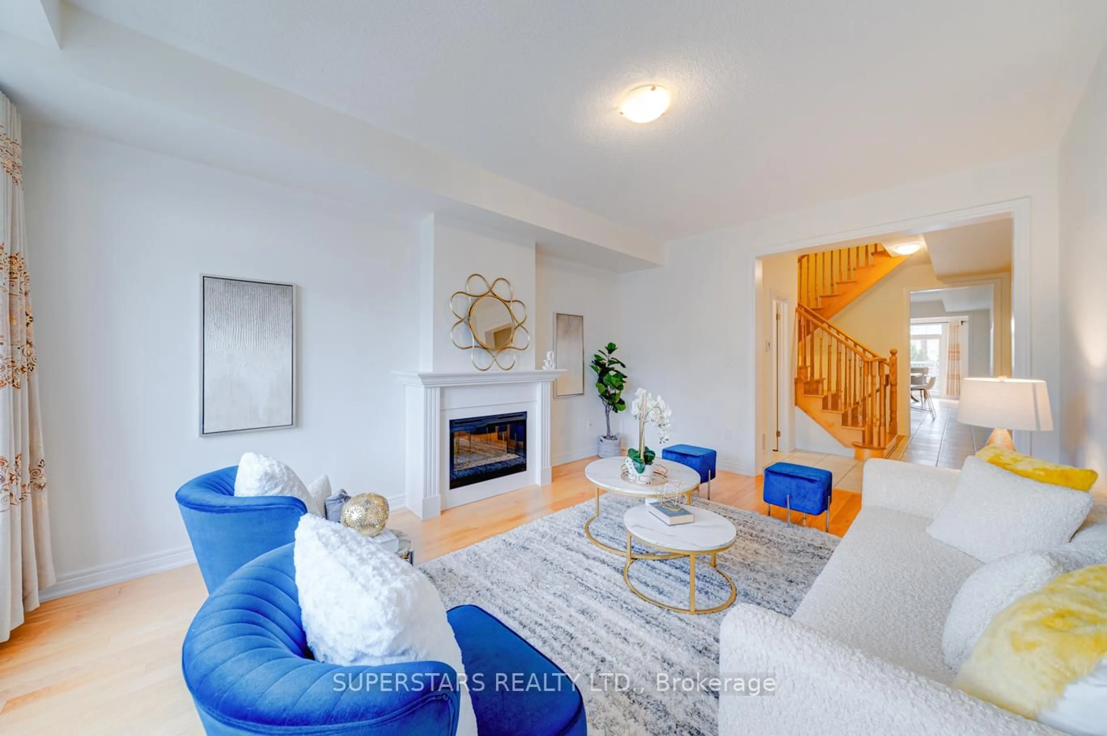 Living room with furniture, unknown for 4606 16th Ave, Markham Ontario L6C 0X6