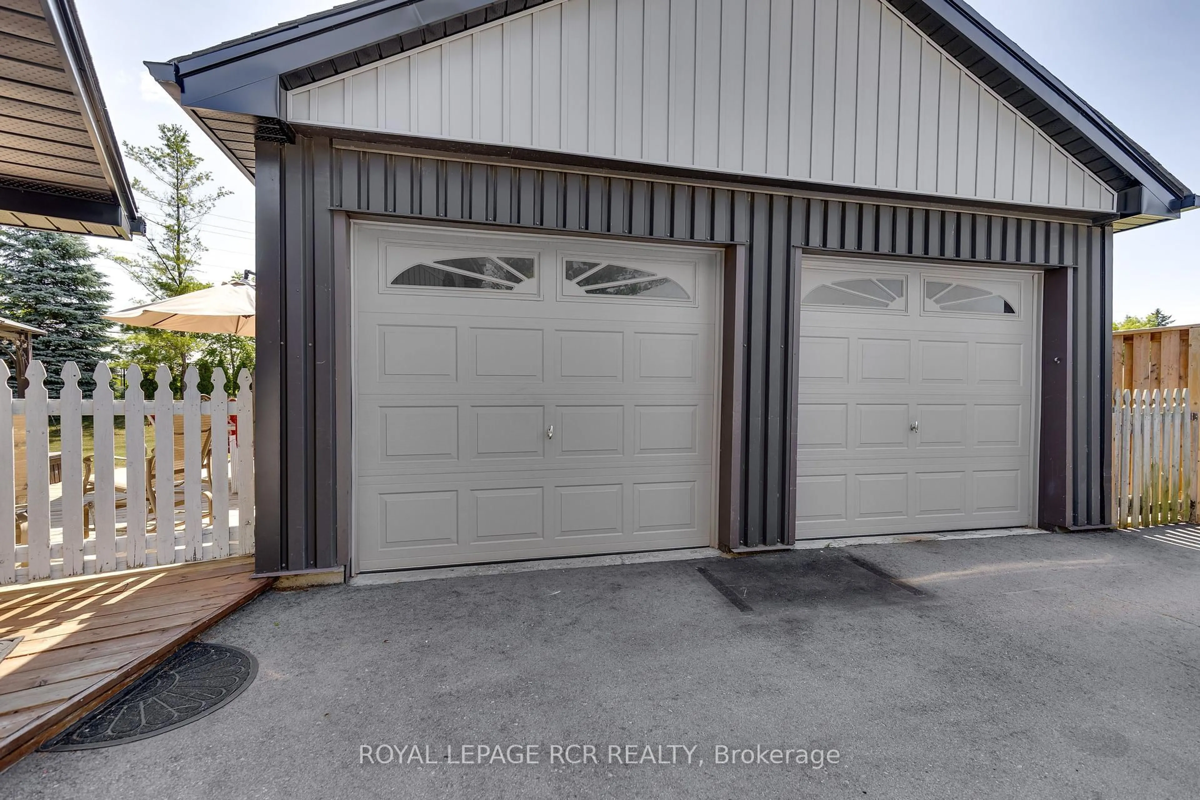 Indoor garage for 45 Rice Dr, King Ontario L0G 1T0