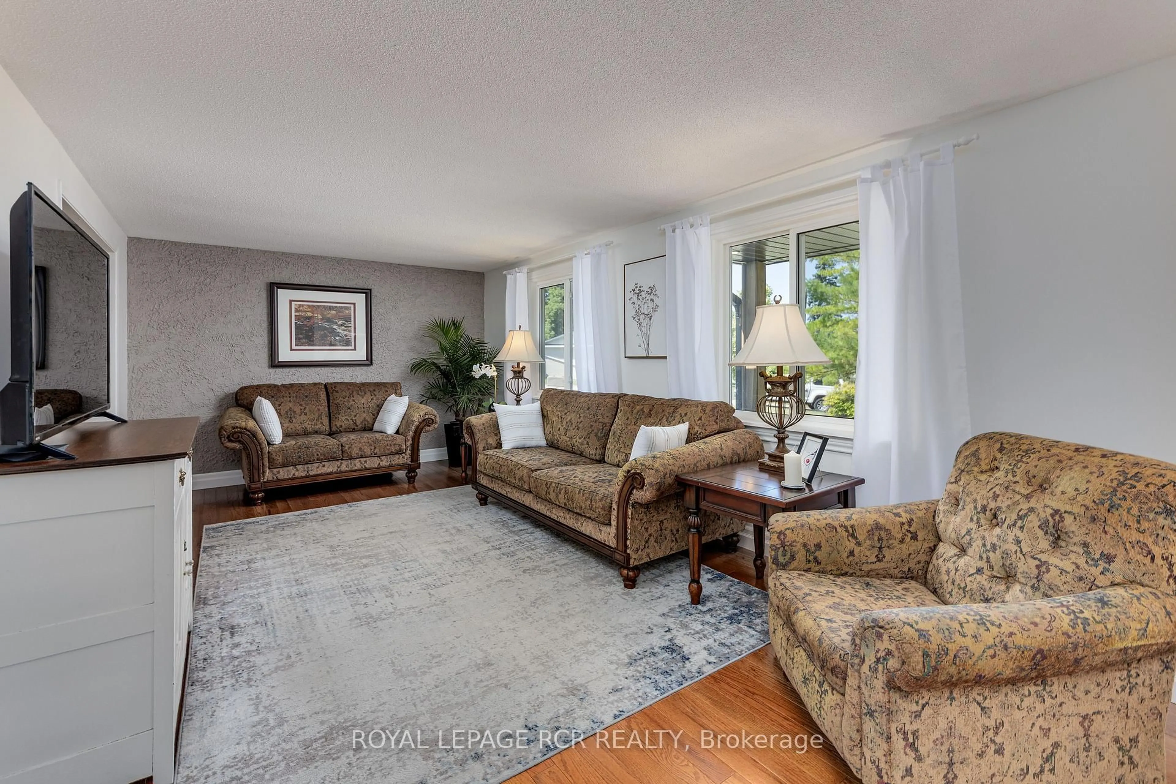 Living room with furniture, carpet floor for 45 Rice Dr, King Ontario L0G 1T0