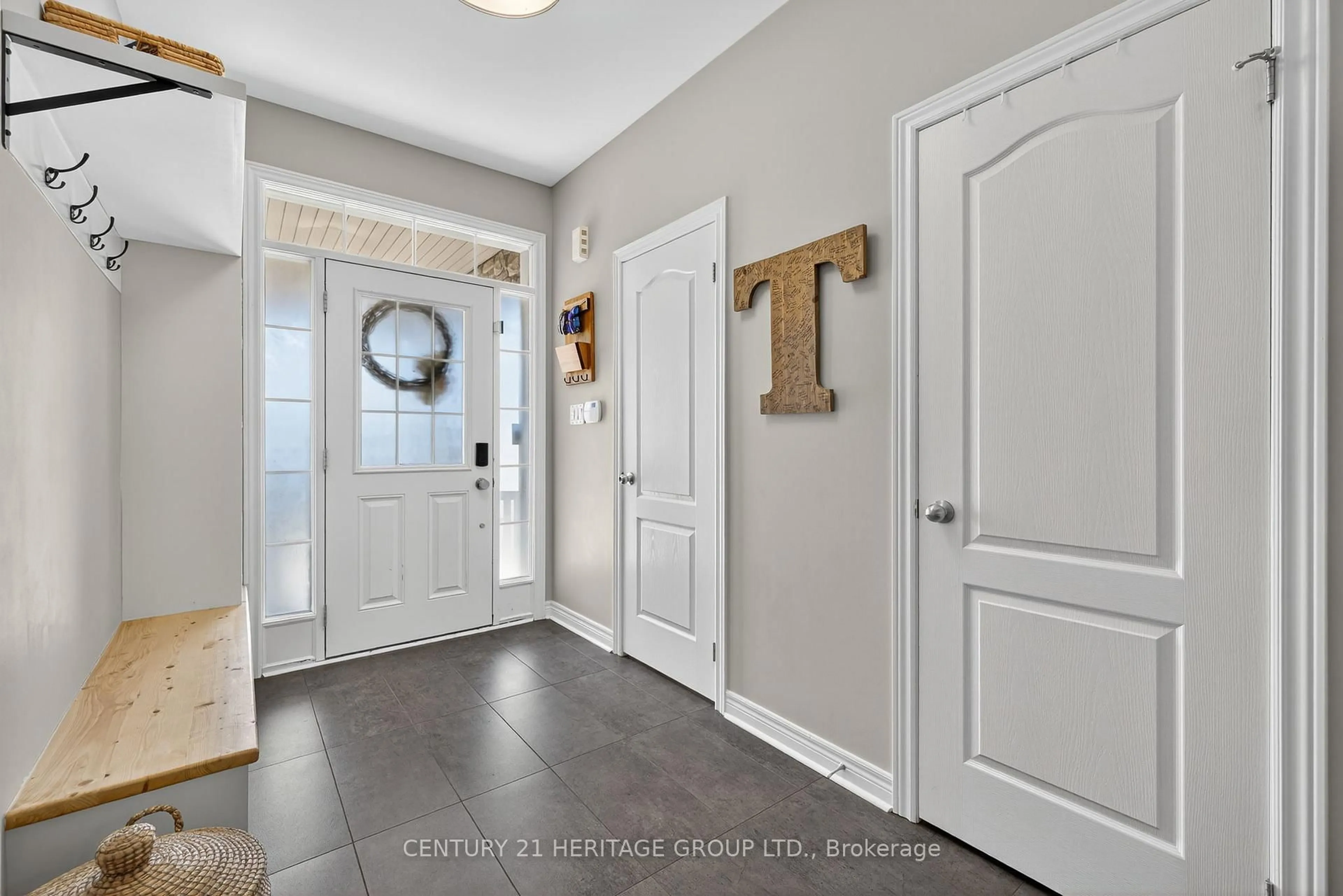 Indoor entryway for 670 West Park Ave, Bradford West Gwillimbury Ontario L3Z 0T9