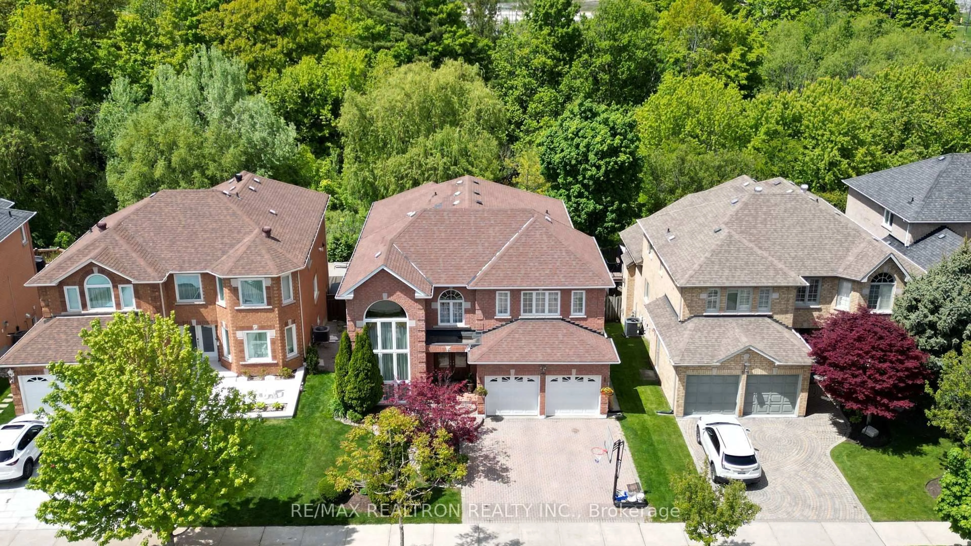 A pic from outside/outdoor area/front of a property/back of a property/a pic from drone, street for 56 Sadot Crt, Vaughan Ontario L4J 8A8