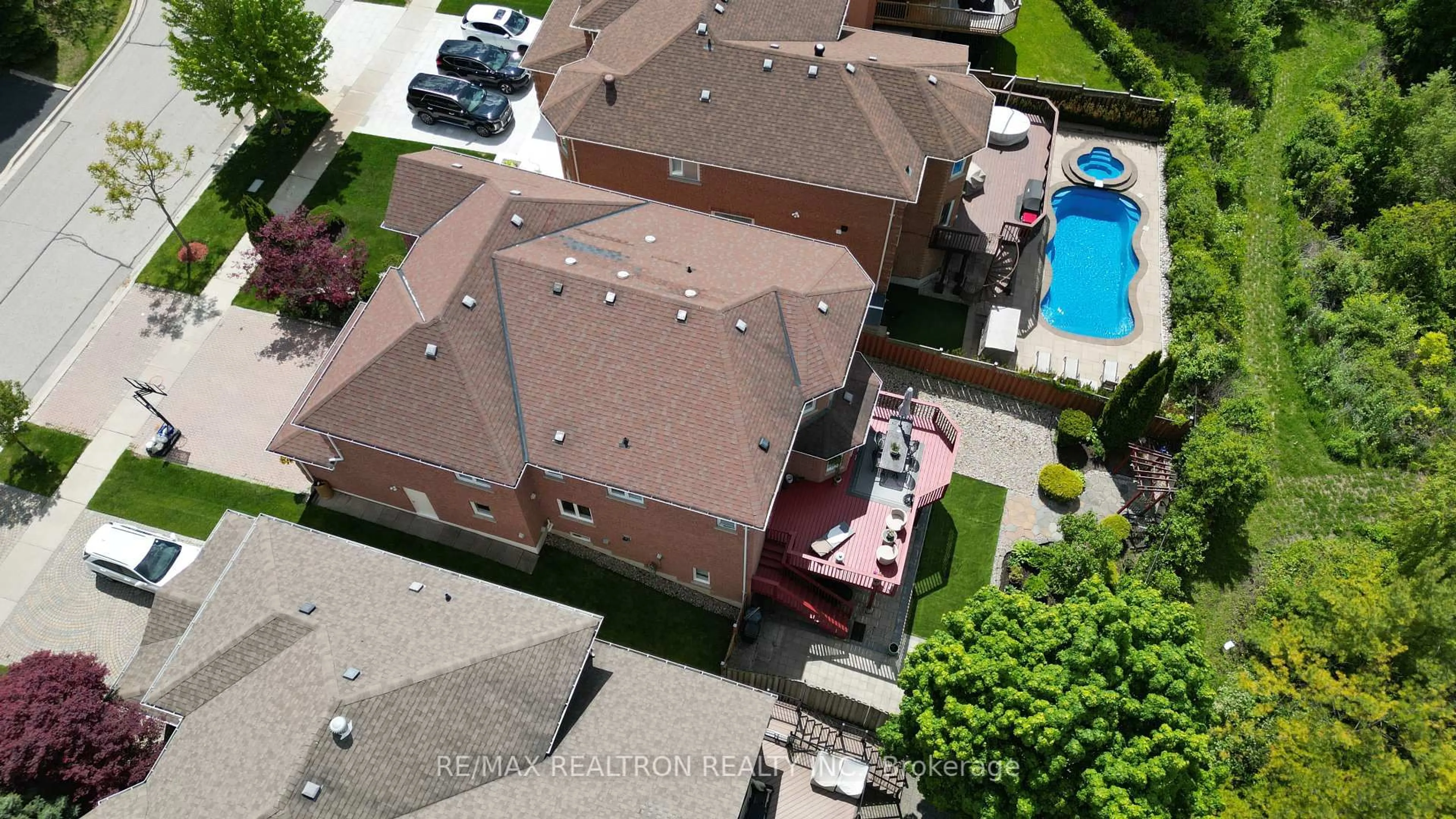 A pic from outside/outdoor area/front of a property/back of a property/a pic from drone, street for 56 Sadot Crt, Vaughan Ontario L4J 8A8
