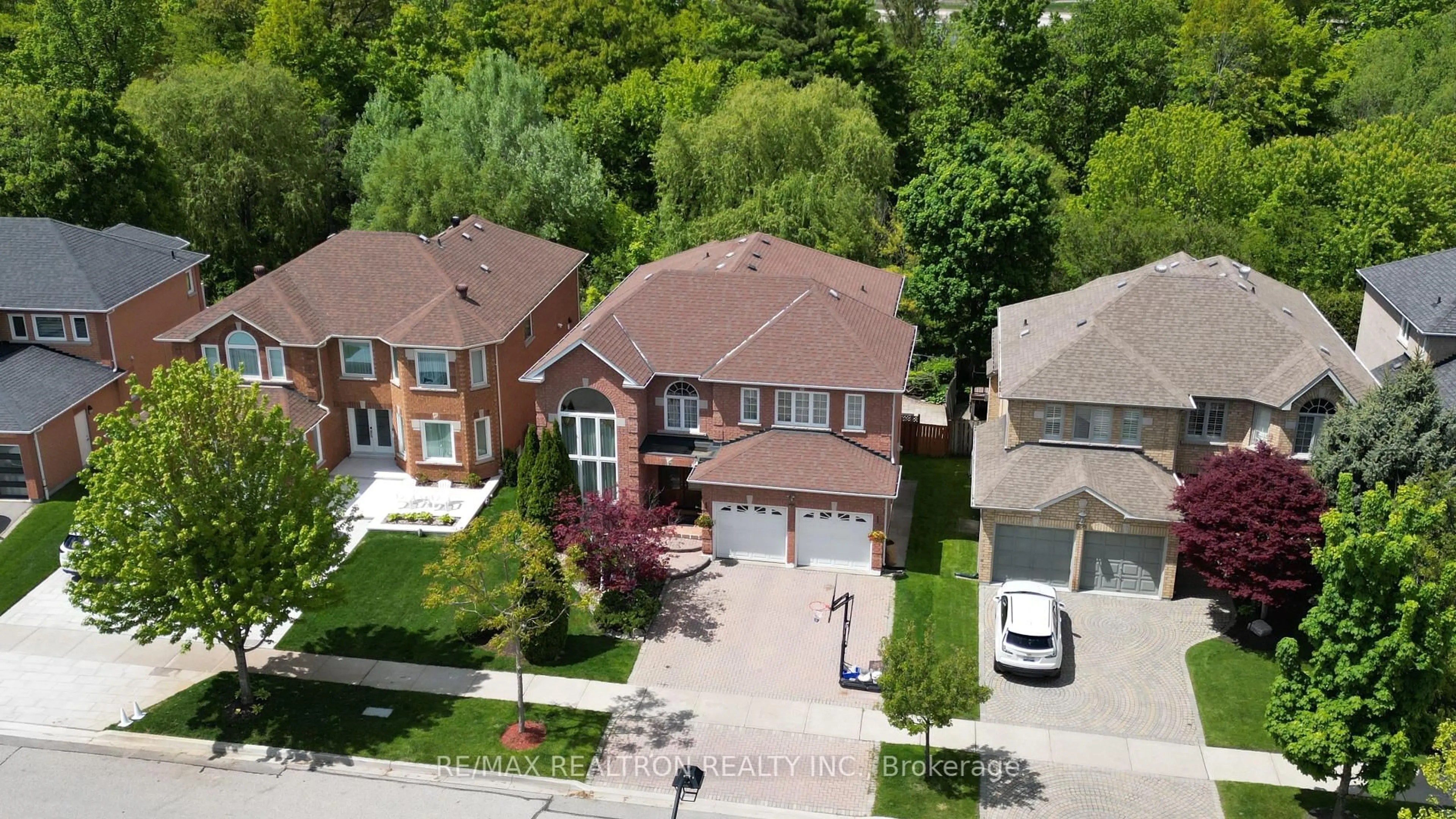 A pic from outside/outdoor area/front of a property/back of a property/a pic from drone, street for 56 Sadot Crt, Vaughan Ontario L4J 8A8