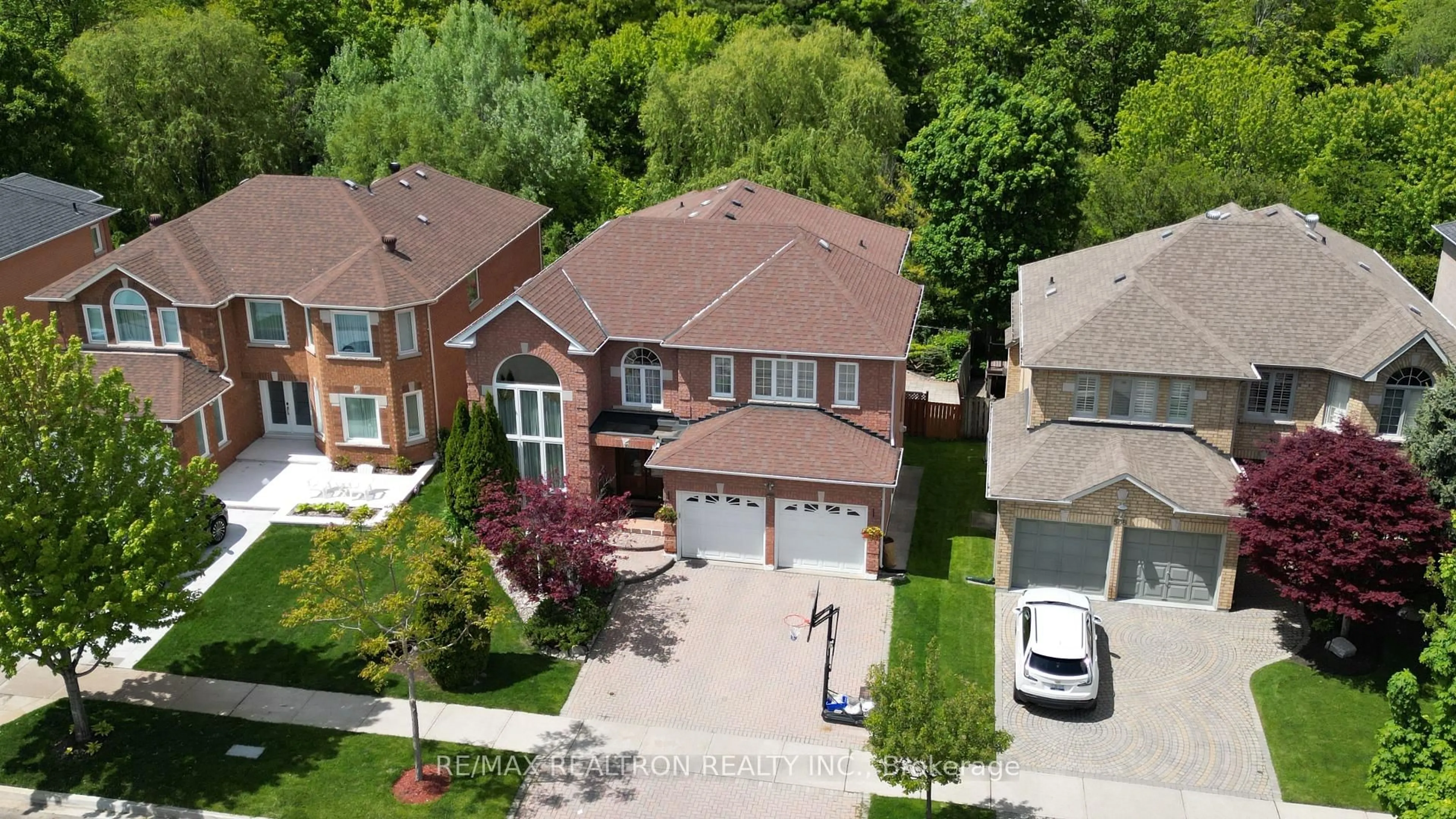A pic from outside/outdoor area/front of a property/back of a property/a pic from drone, street for 56 Sadot Crt, Vaughan Ontario L4J 8A8