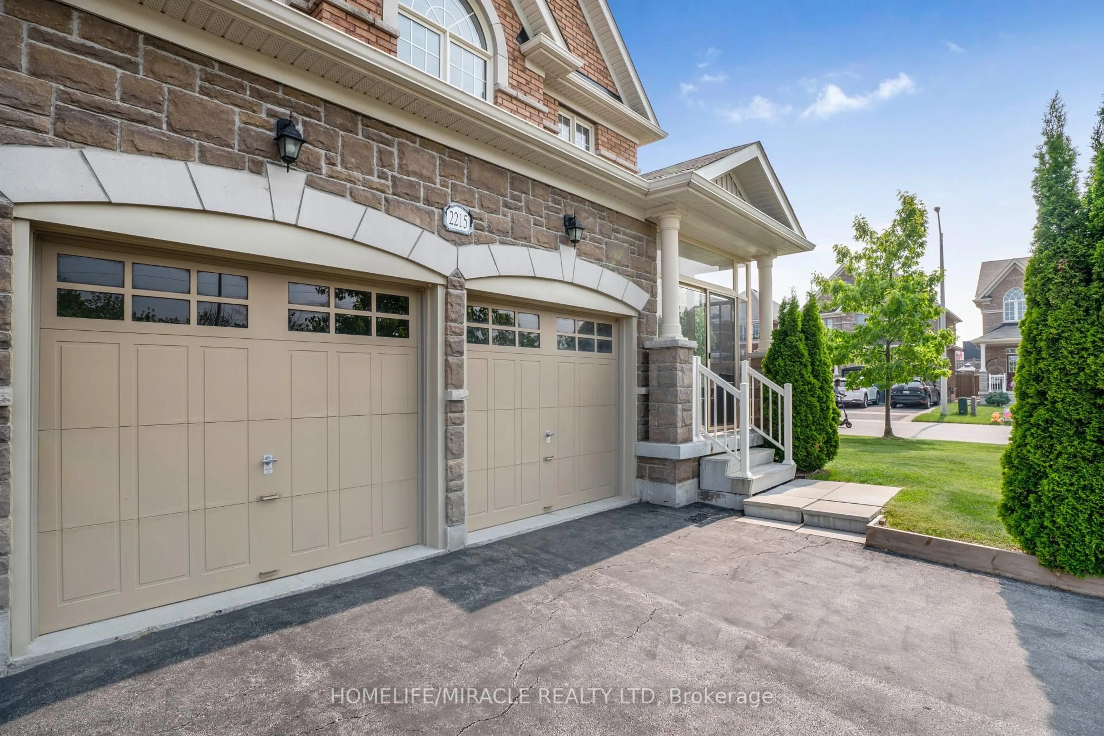 Home with brick exterior material, street for 2215 Dawson Cres, Innisfil Ontario L9S 0G9