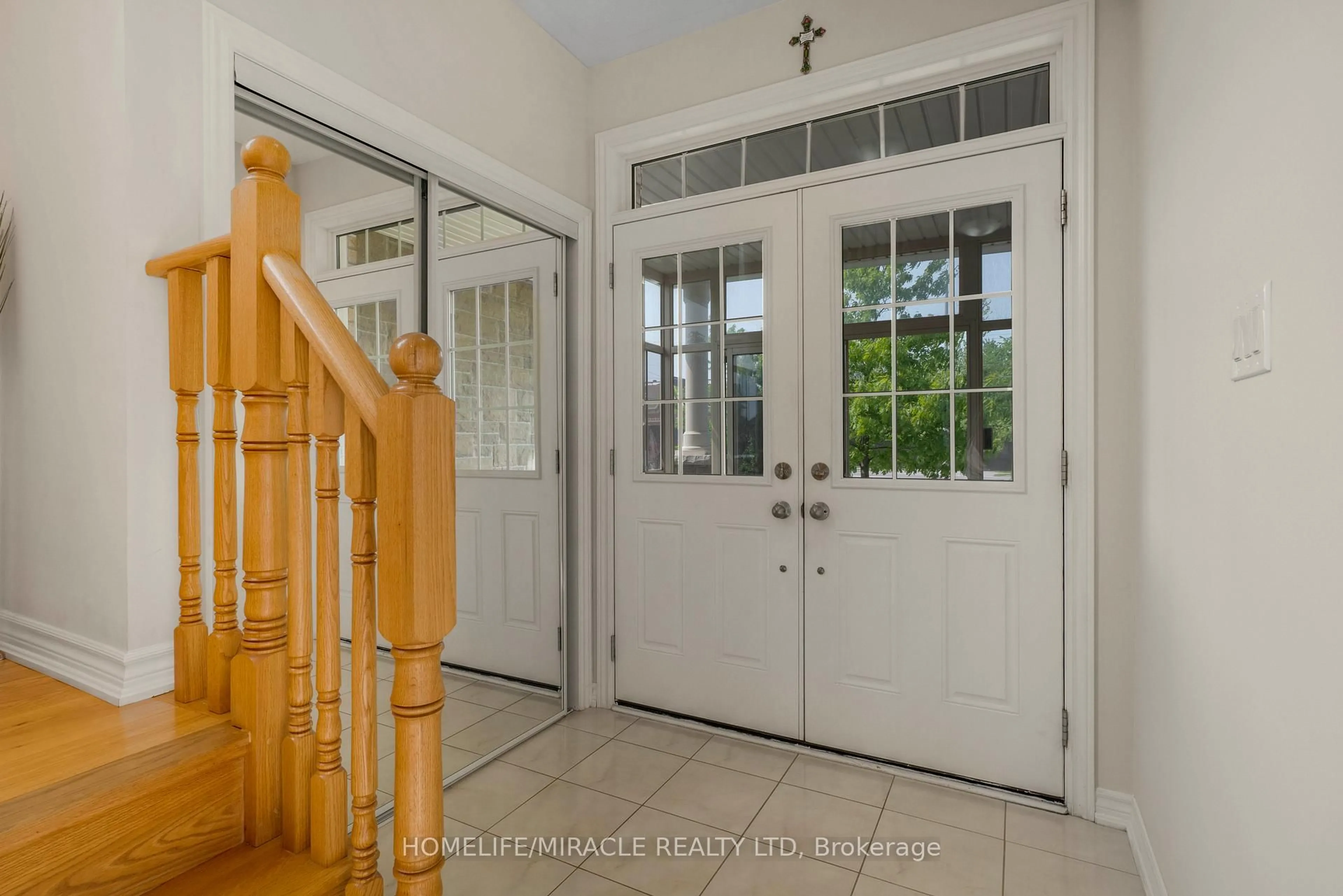 Indoor entryway for 2215 Dawson Cres, Innisfil Ontario L9S 0G9