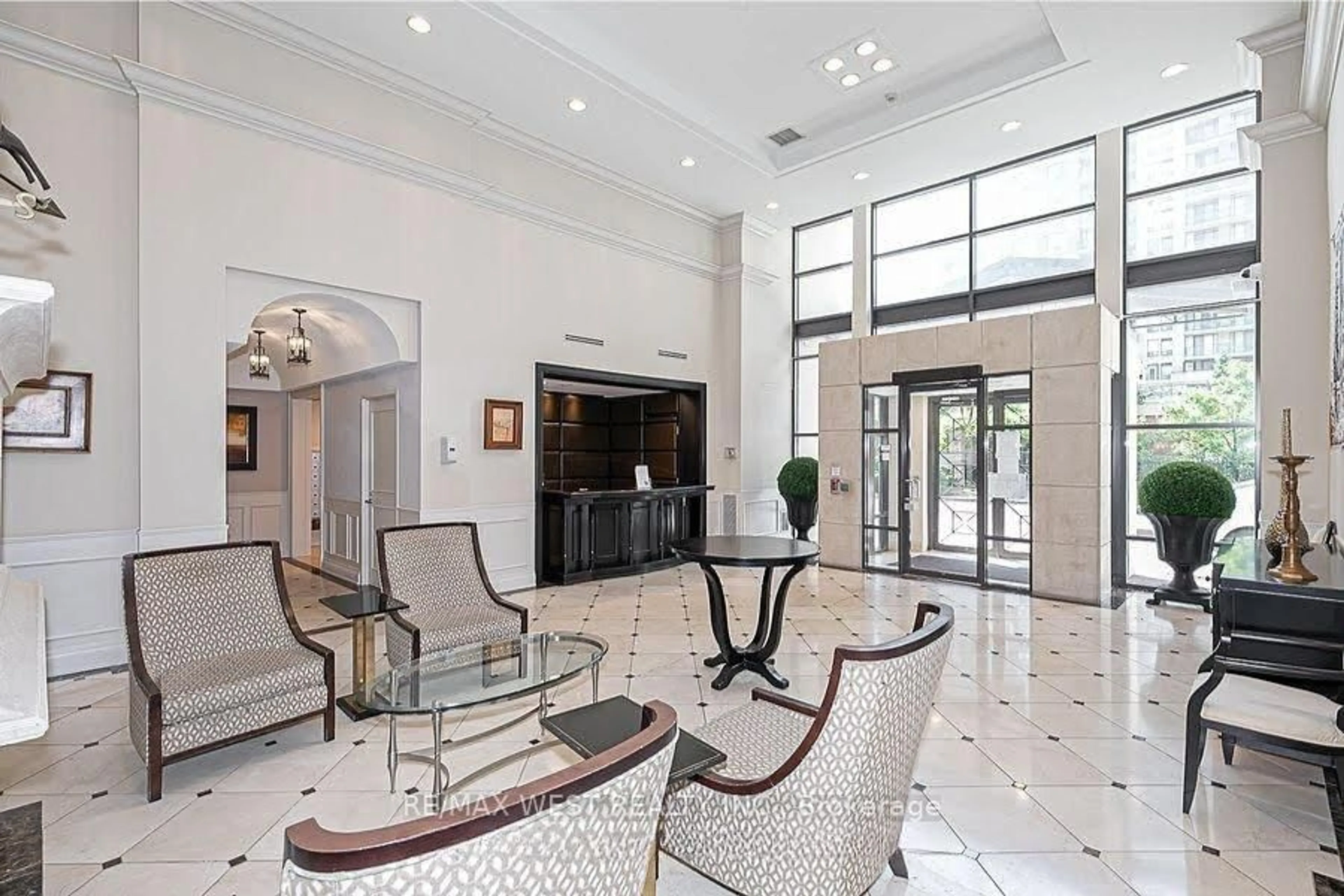 Indoor foyer for 350 Red Maple Rd #802, Richmond Hill Ontario L4C 0T5
