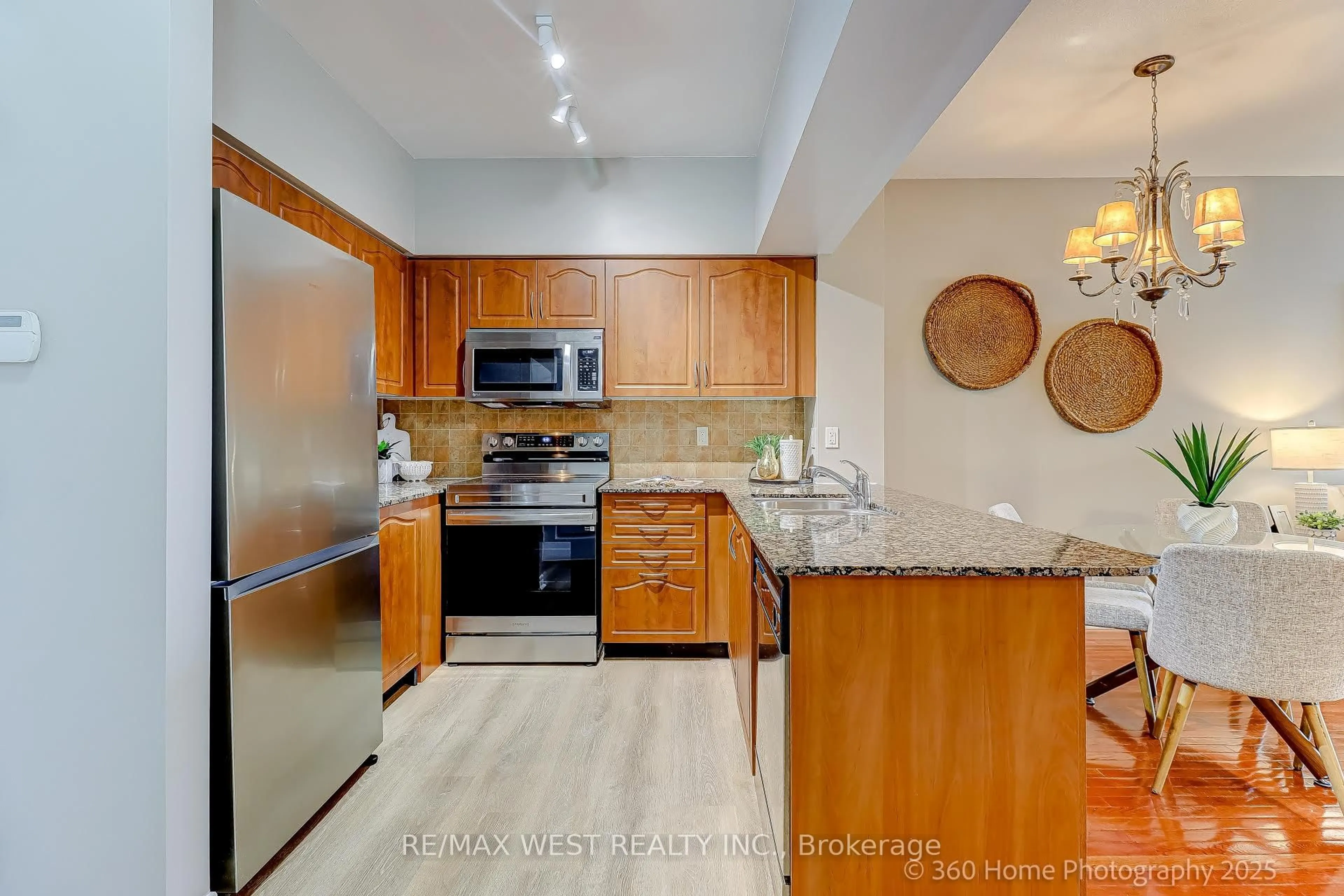 Standard kitchen, ceramic/tile floor for 350 Red Maple Rd #802, Richmond Hill Ontario L4C 0T5